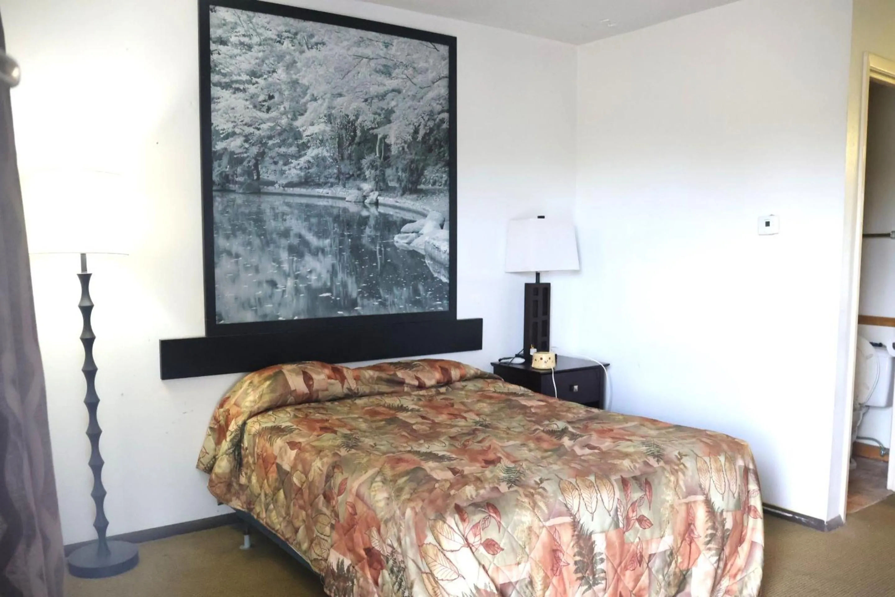 Bedroom, Bed in Hotel O Oskaloosa Near Eddyville