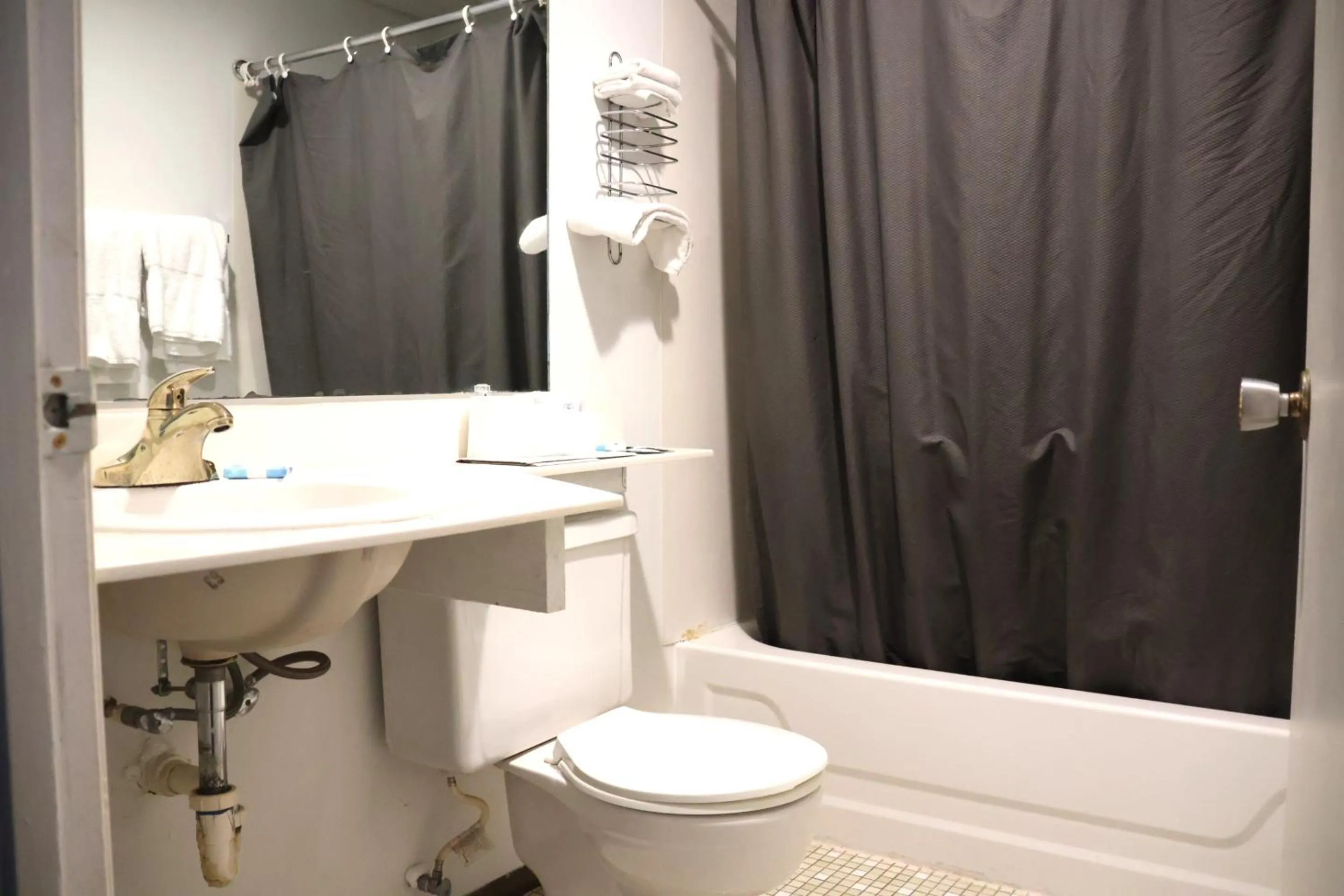 Bathroom in Hotel O Oskaloosa Near Eddyville