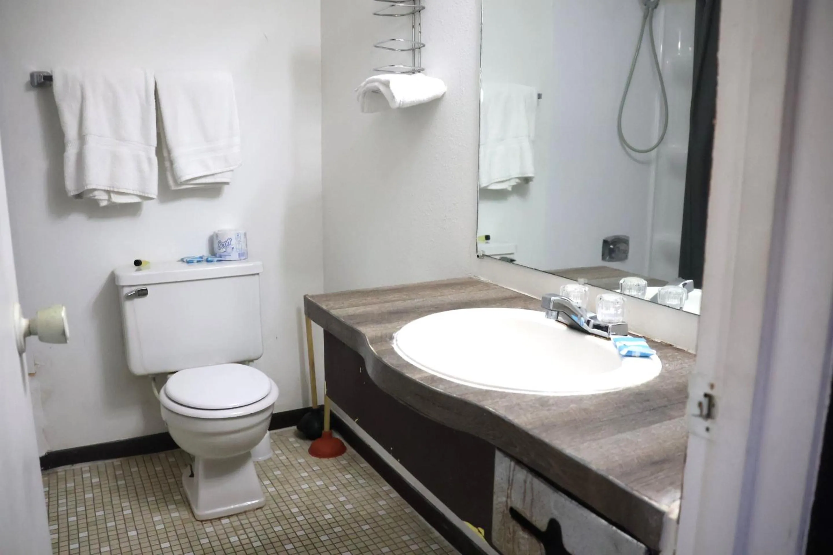 Bathroom in Hotel O Oskaloosa Near Eddyville