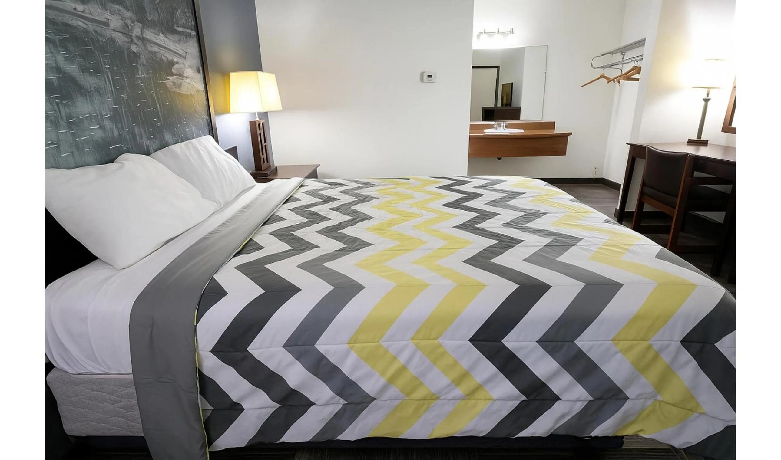 Bedroom, Bed in Hotel O Oskaloosa Near Eddyville