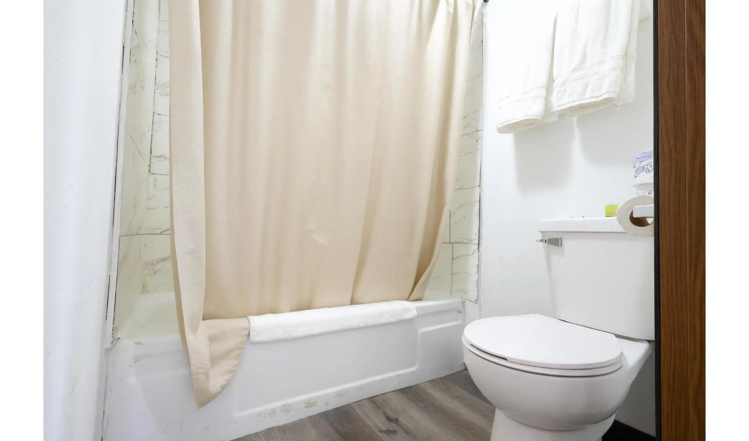 Bathroom in Hotel O Oskaloosa Near Eddyville