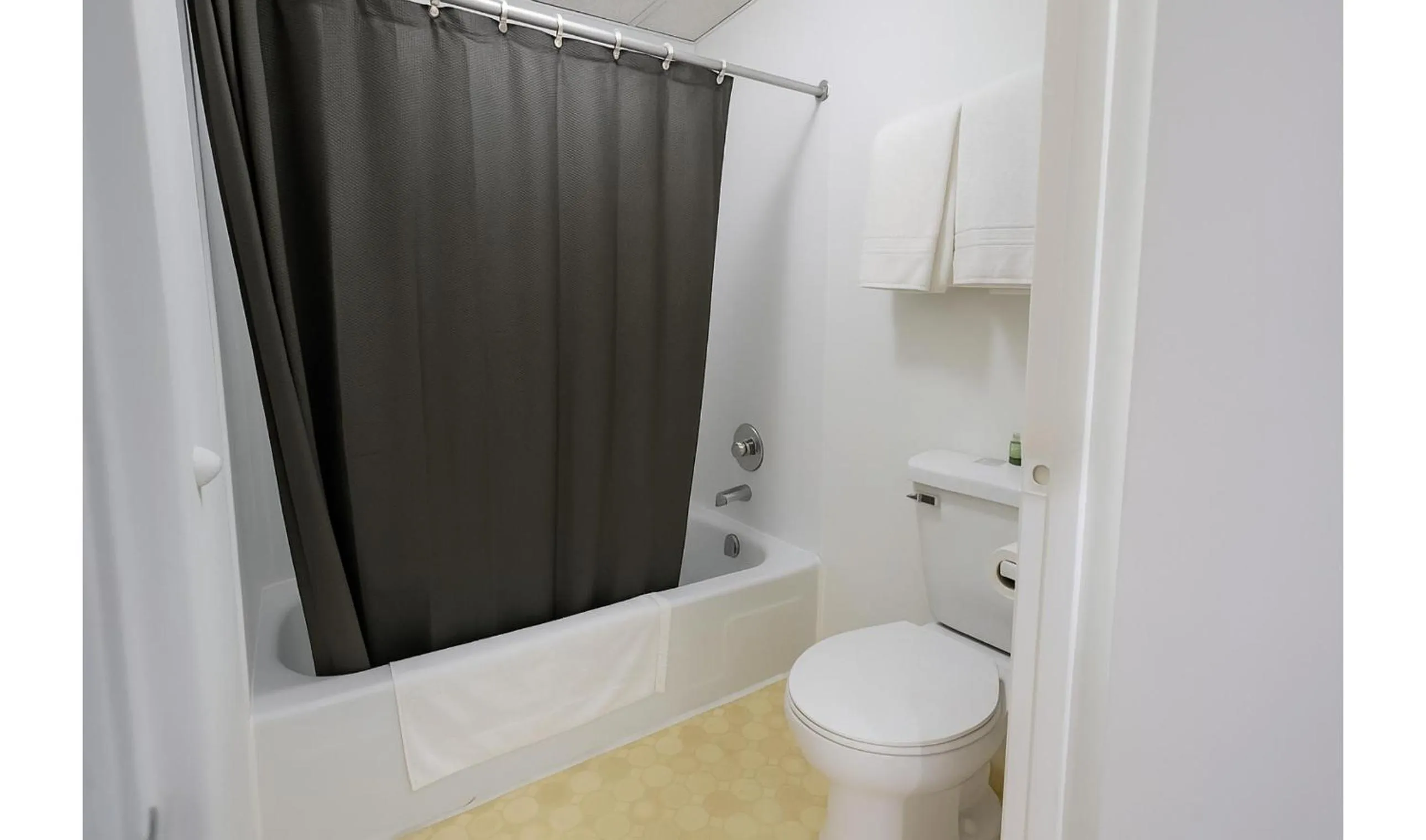 Bathroom in Hotel O Oskaloosa Near Eddyville