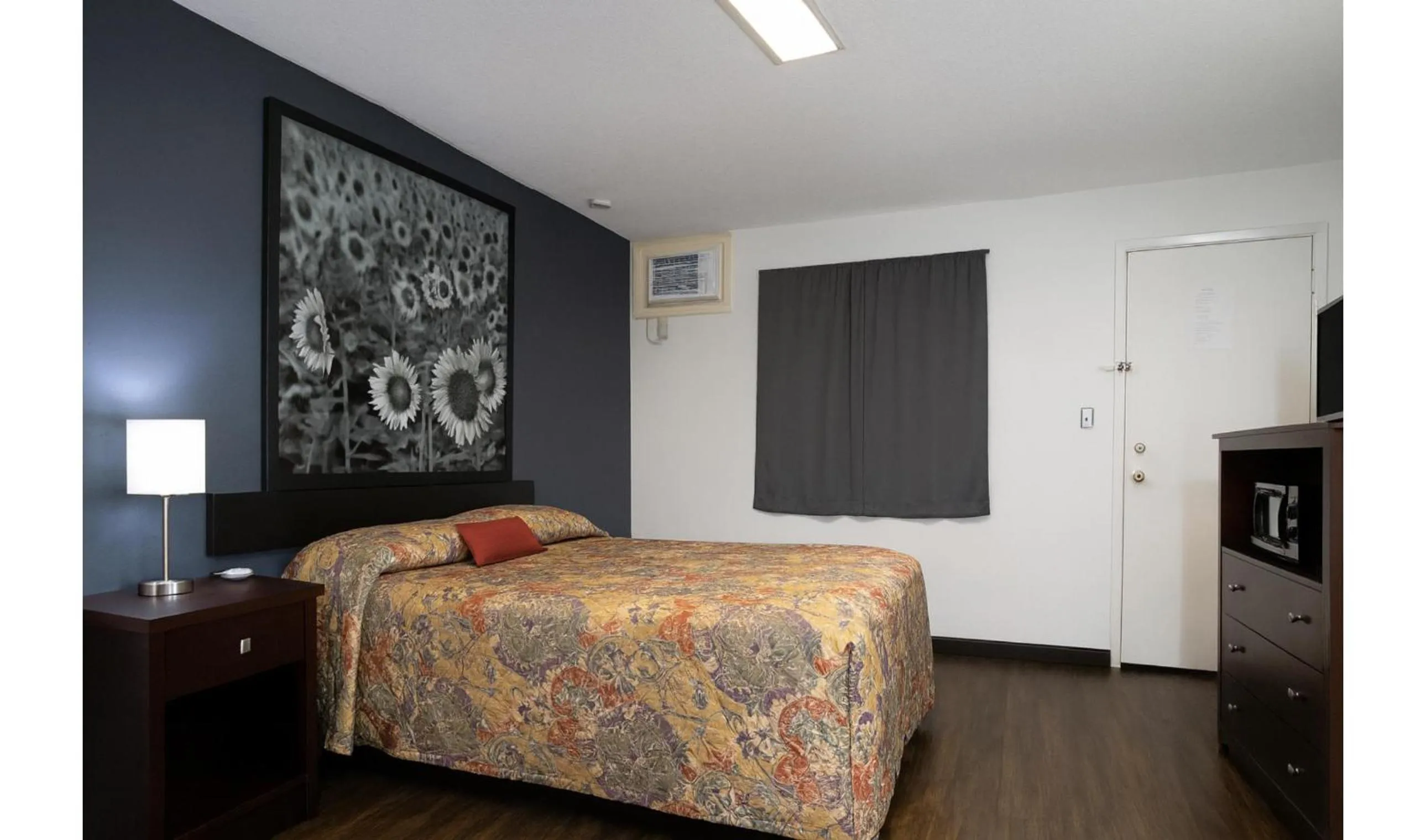 Bedroom, Bed in Hotel O Oskaloosa Near Eddyville