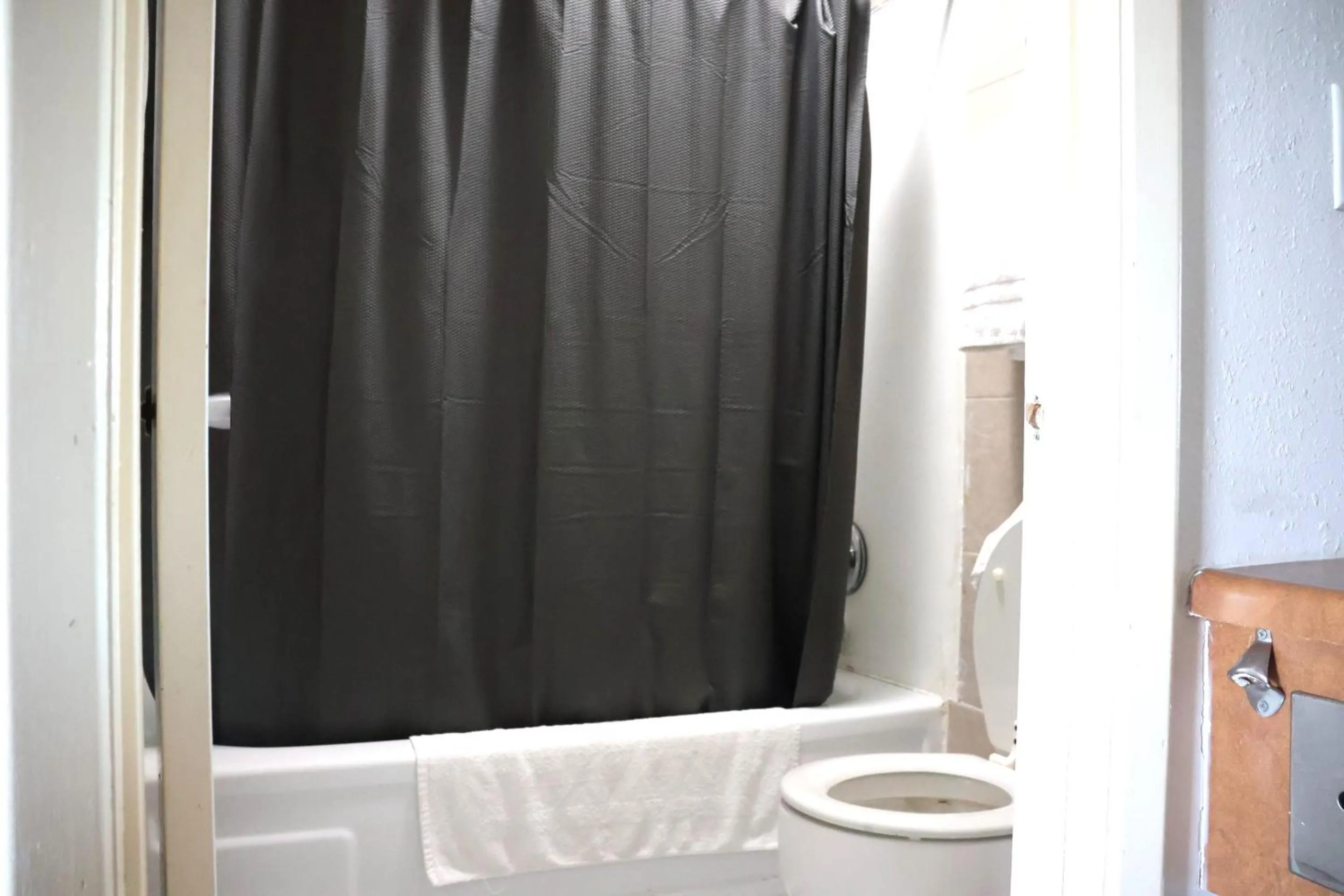 Bathroom in Hotel O Oskaloosa Near Eddyville