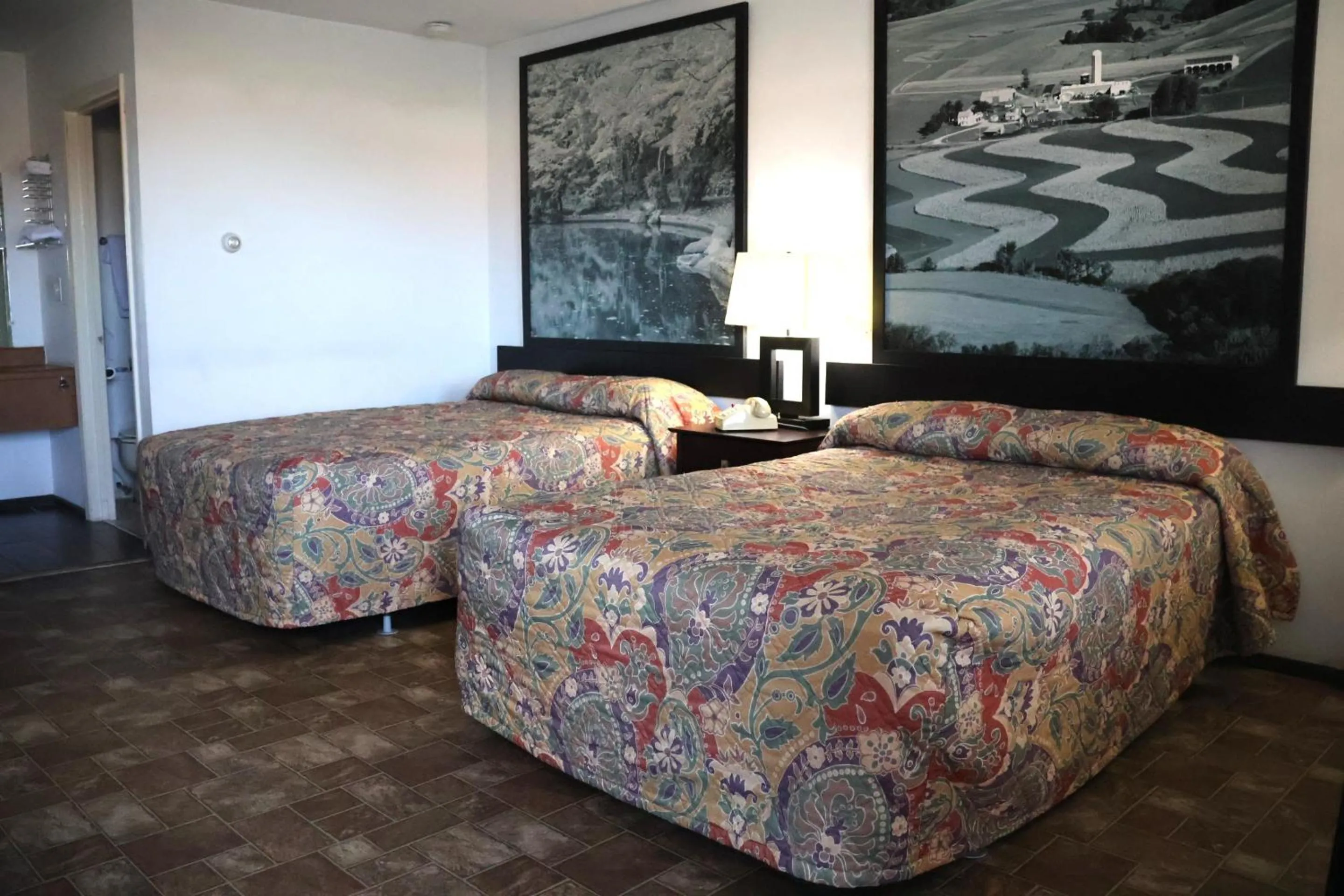 Bedroom, Bed in Hotel O Oskaloosa Near Eddyville