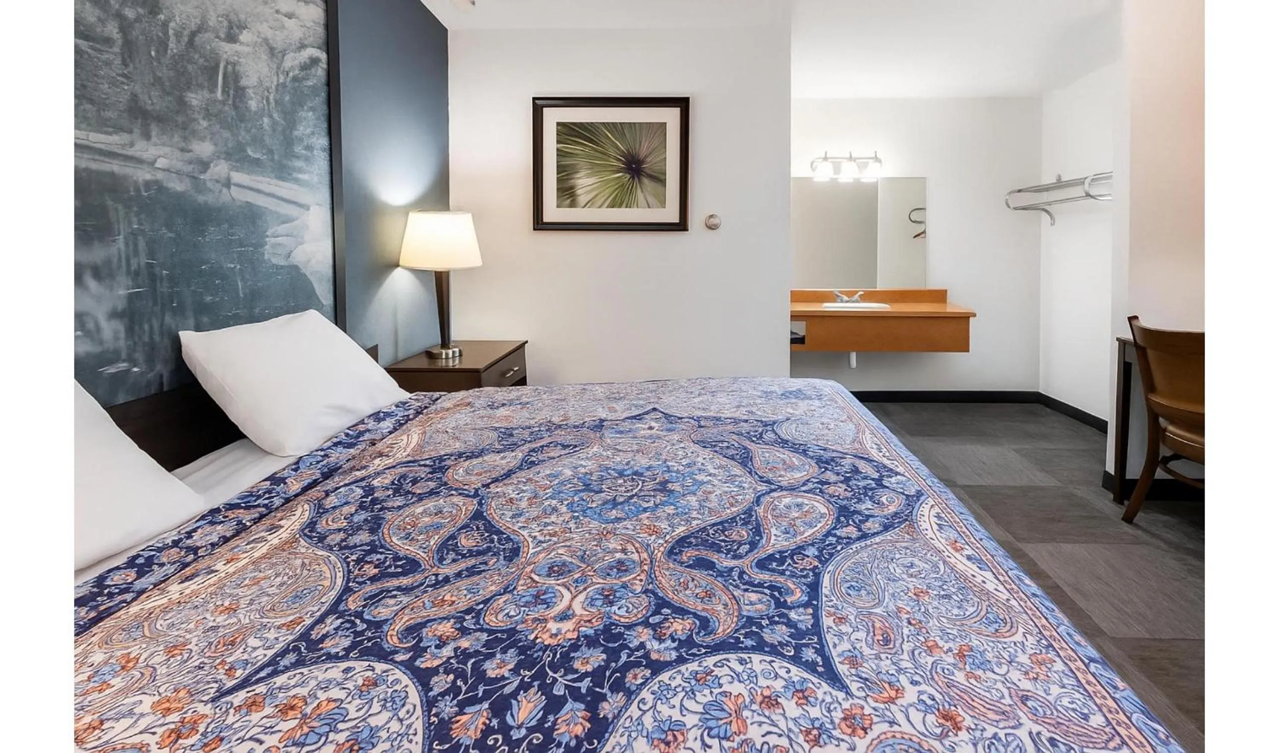 Bedroom, Bed in Hotel O Oskaloosa Near Eddyville