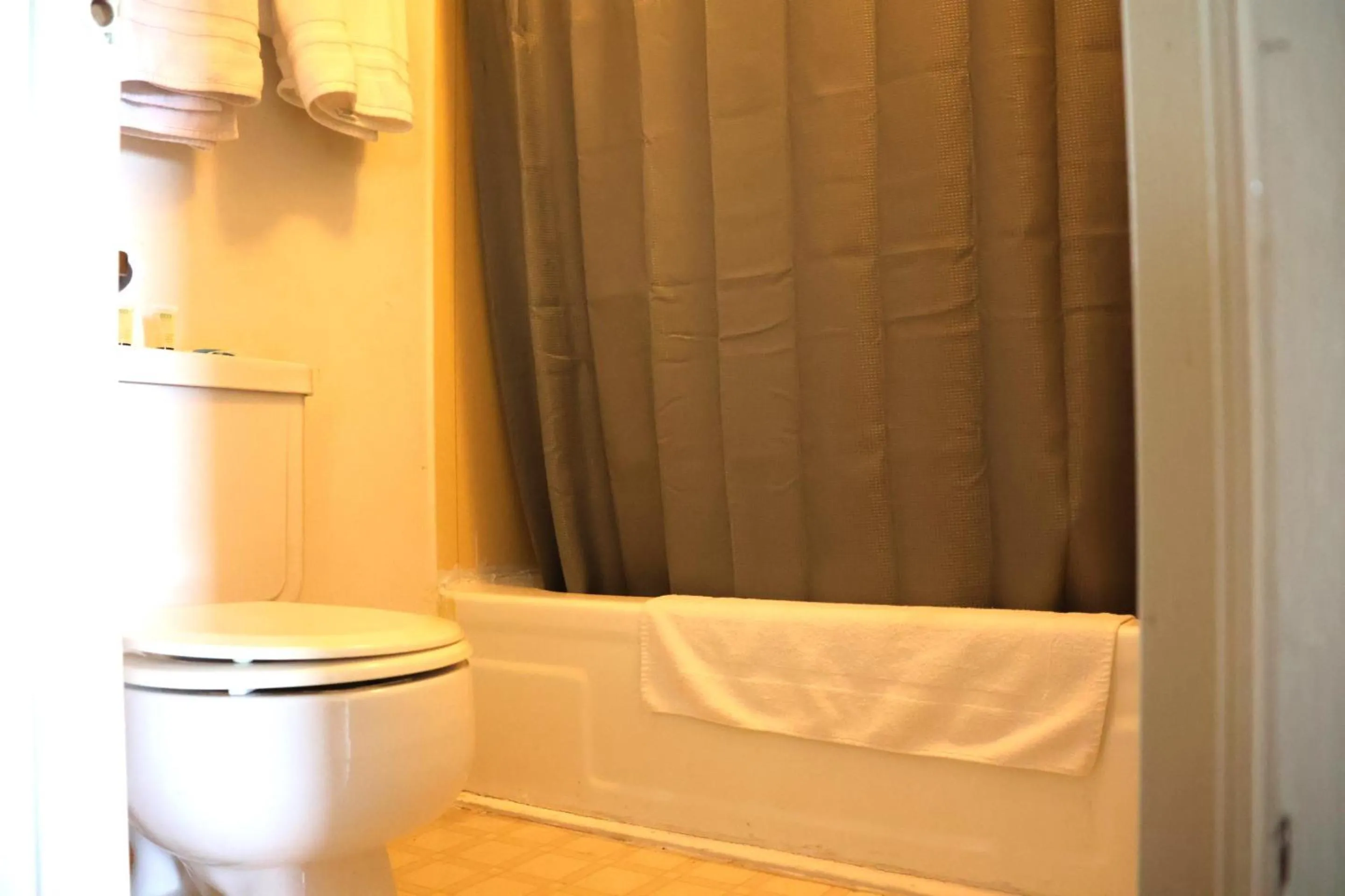 Bathroom in Hotel O Oskaloosa Near Eddyville