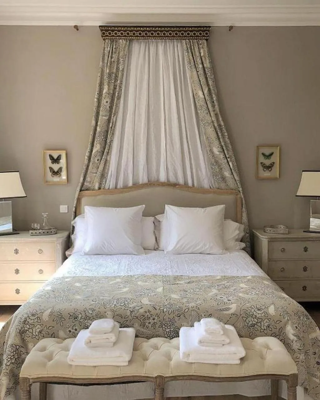 Bed in Chateau de Thuries