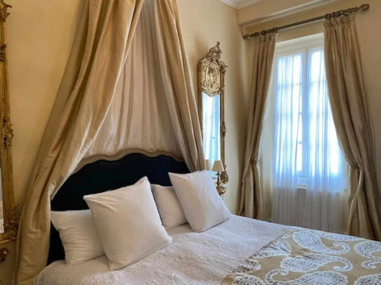 Bed in Chateau de Thuries