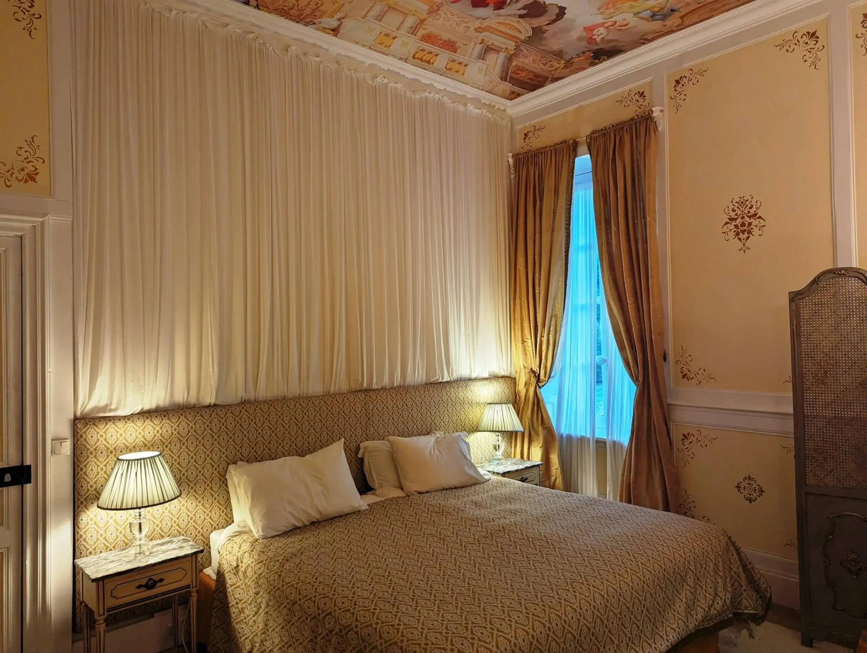 Double Room with Park View in Chateau de Thuries Double Room with Park View in Chateau de Thuries