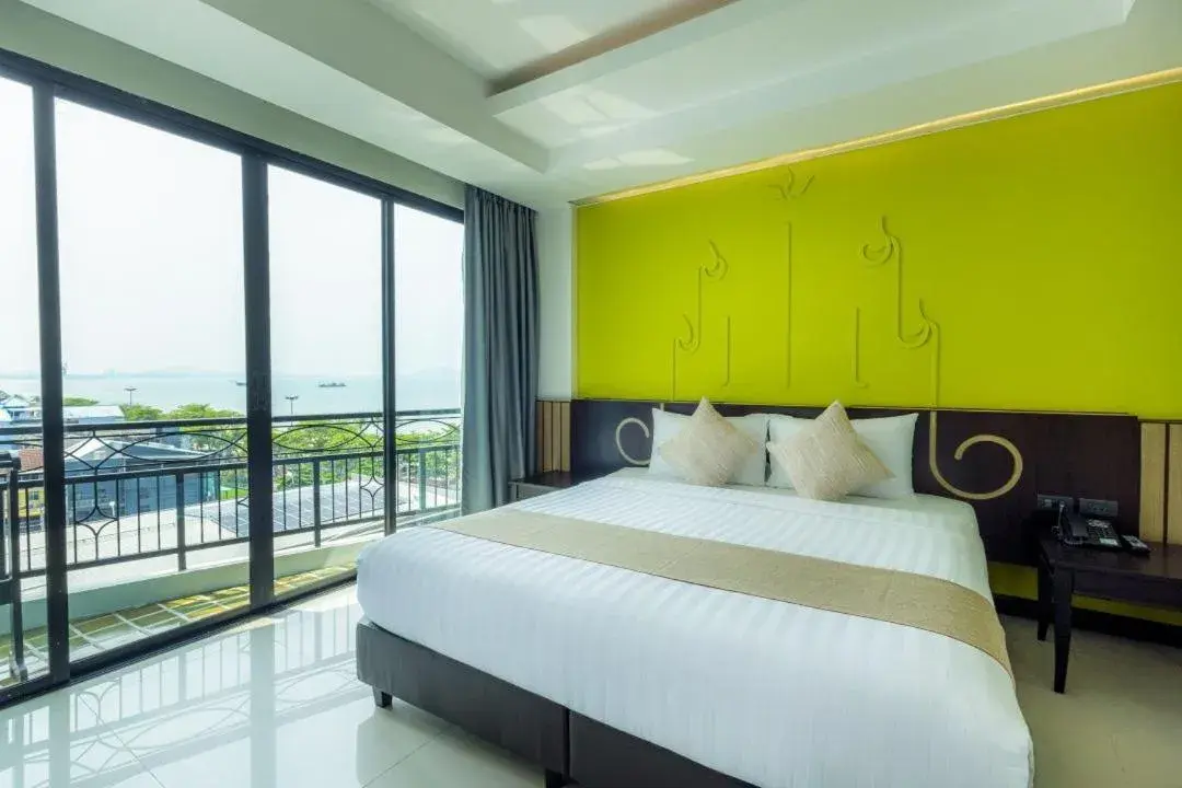 Deluxe Double Room with Side Sea View in Bay Beach Resort Jomtien Deluxe Double Room with Side Sea View in Bay Beach Resort Jomtien