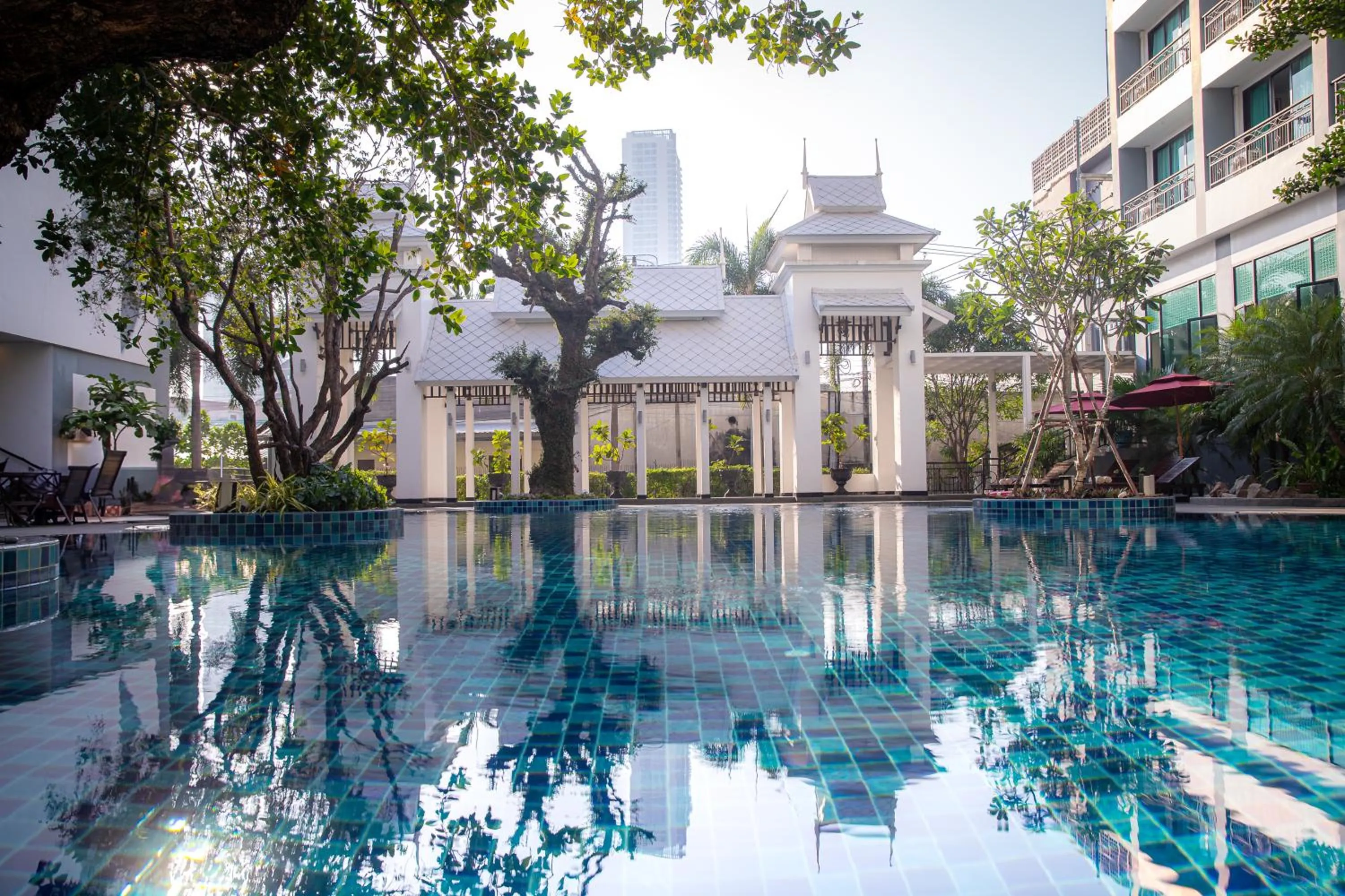 Swimming pool in Bay Beach Resort Jomtien
