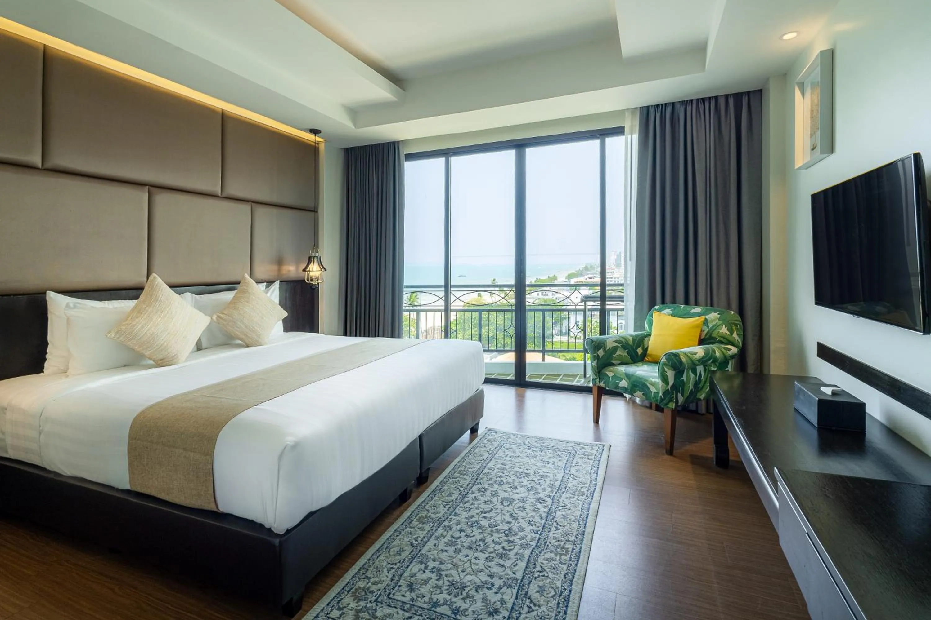 Bed in Bay Beach Resort Jomtien