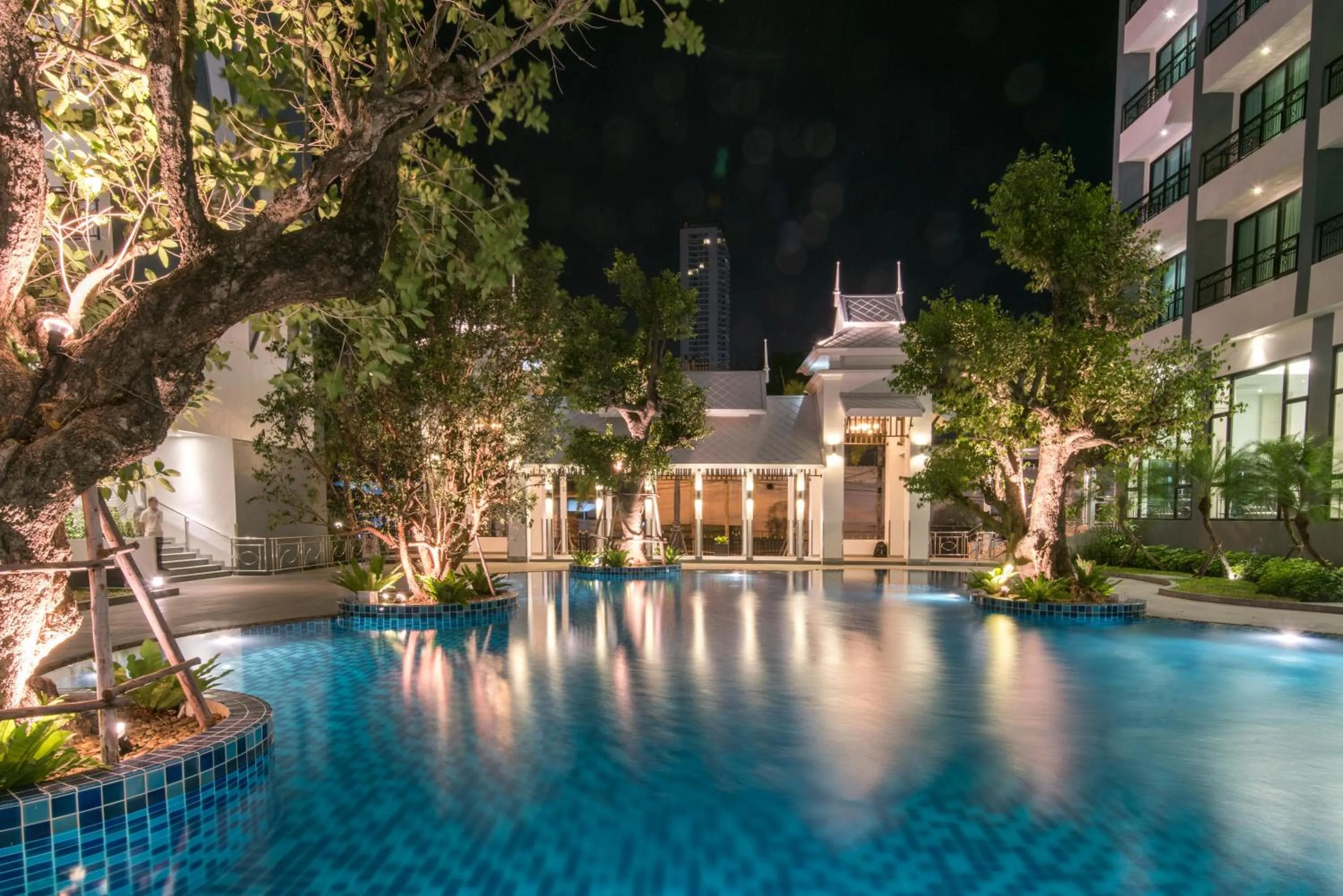 Swimming pool in Bay Beach Resort Jomtien