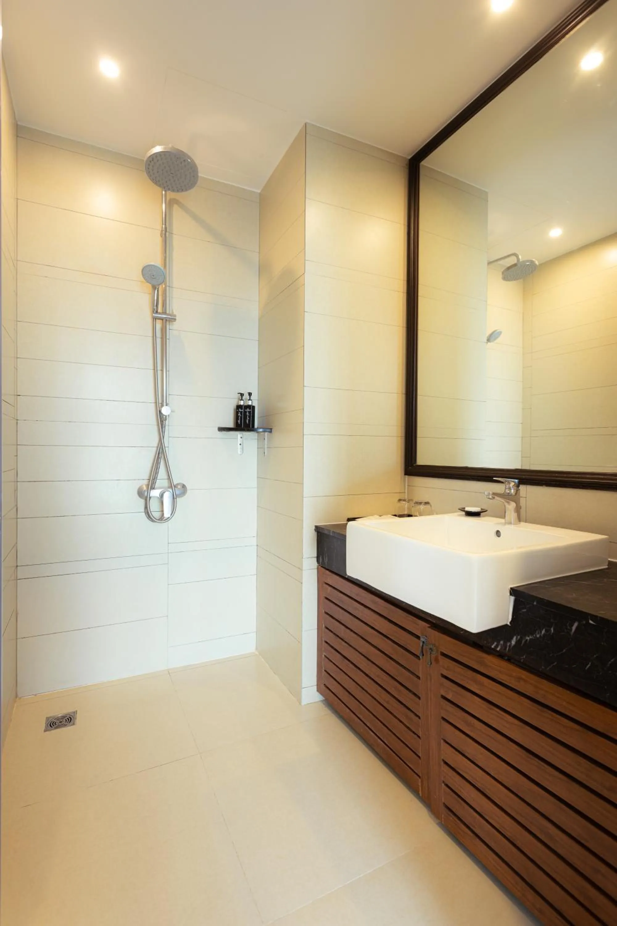 Bathroom, Bed in Bay Beach Resort Jomtien