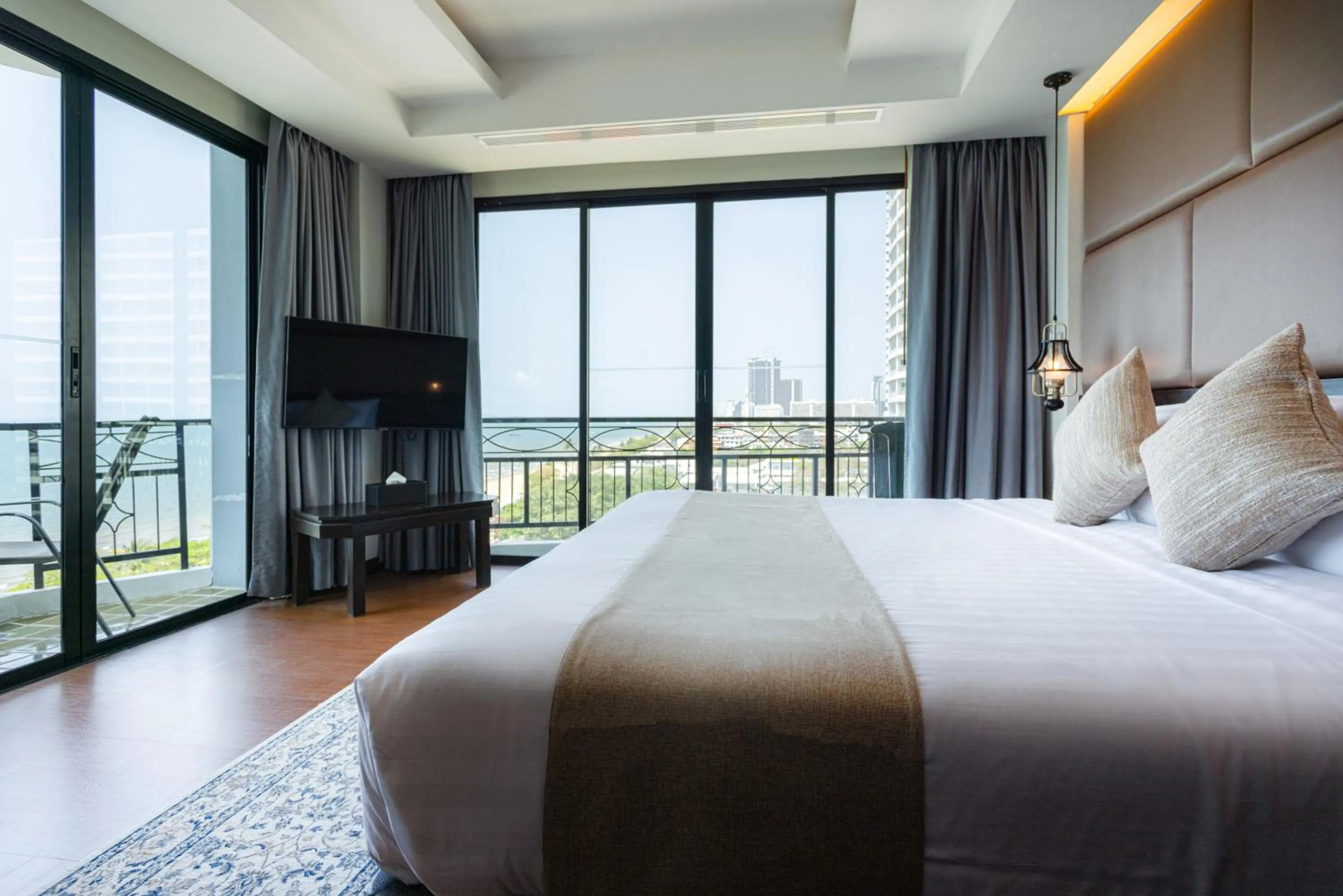 Bed in Bay Beach Resort Jomtien