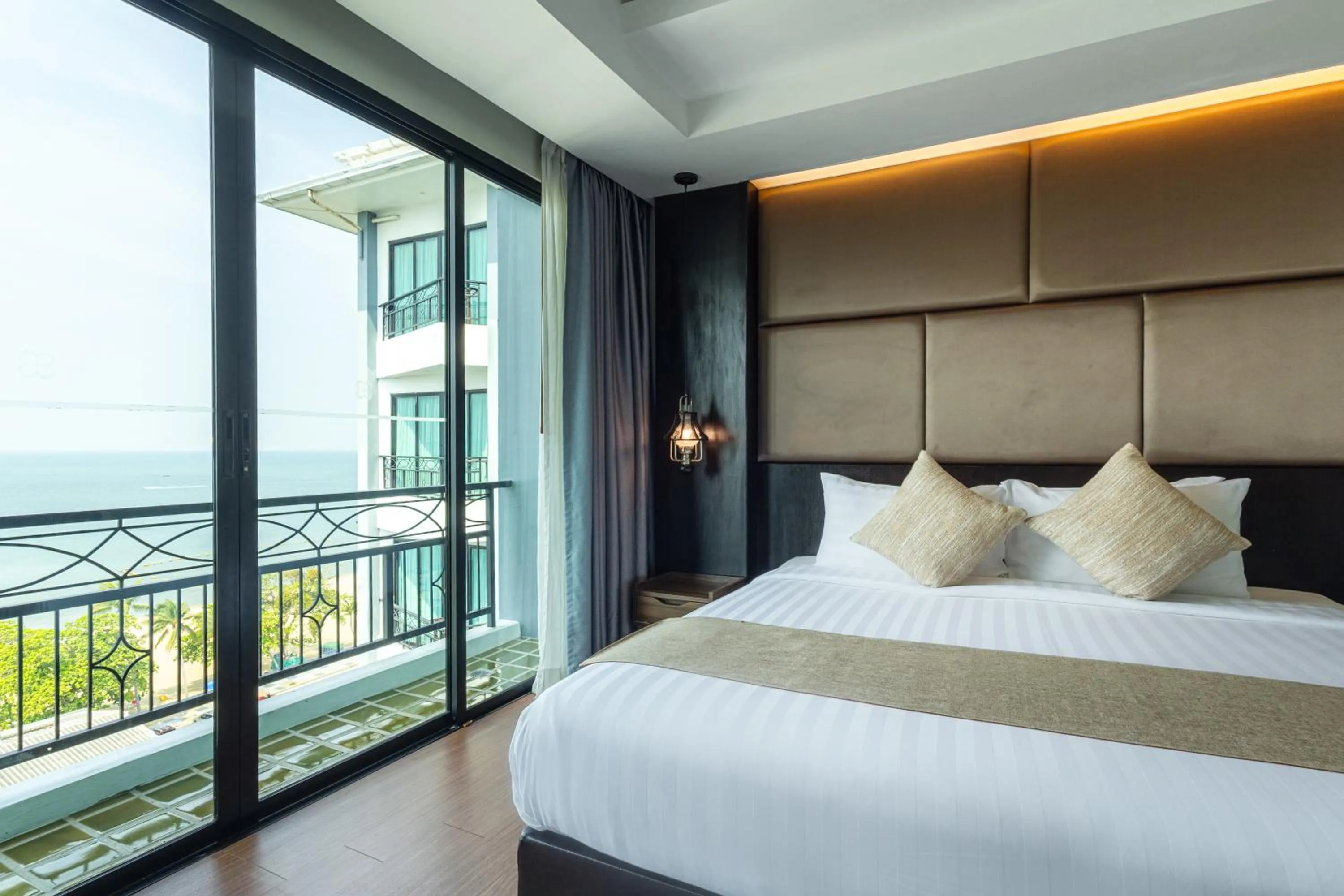 Bed in Bay Beach Resort Jomtien