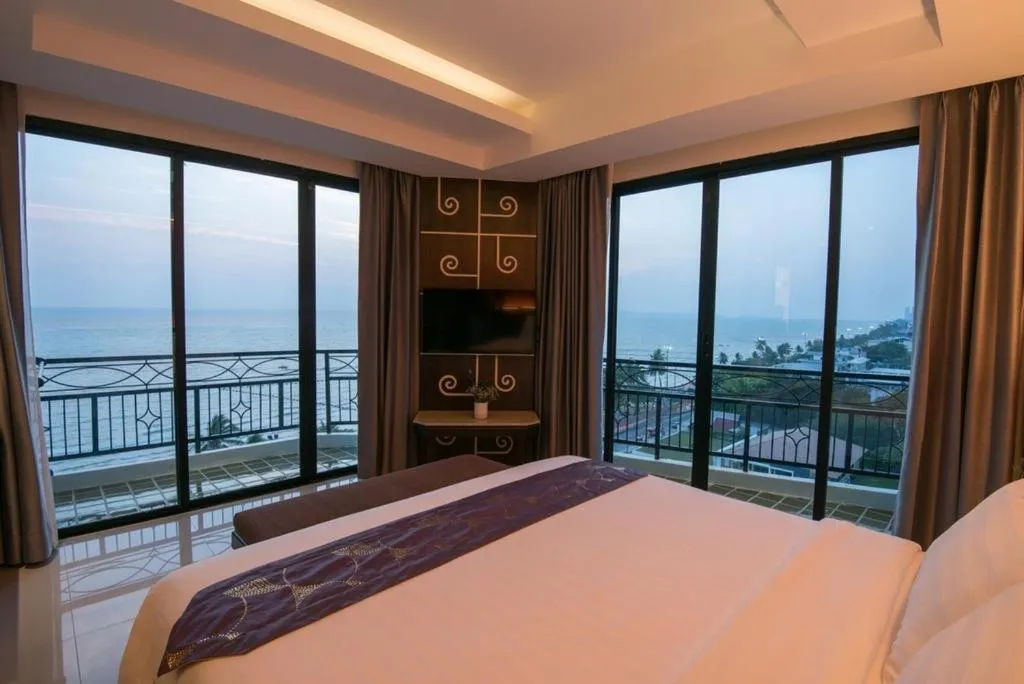 Bedroom, Bed in Bay Beach Resort Jomtien