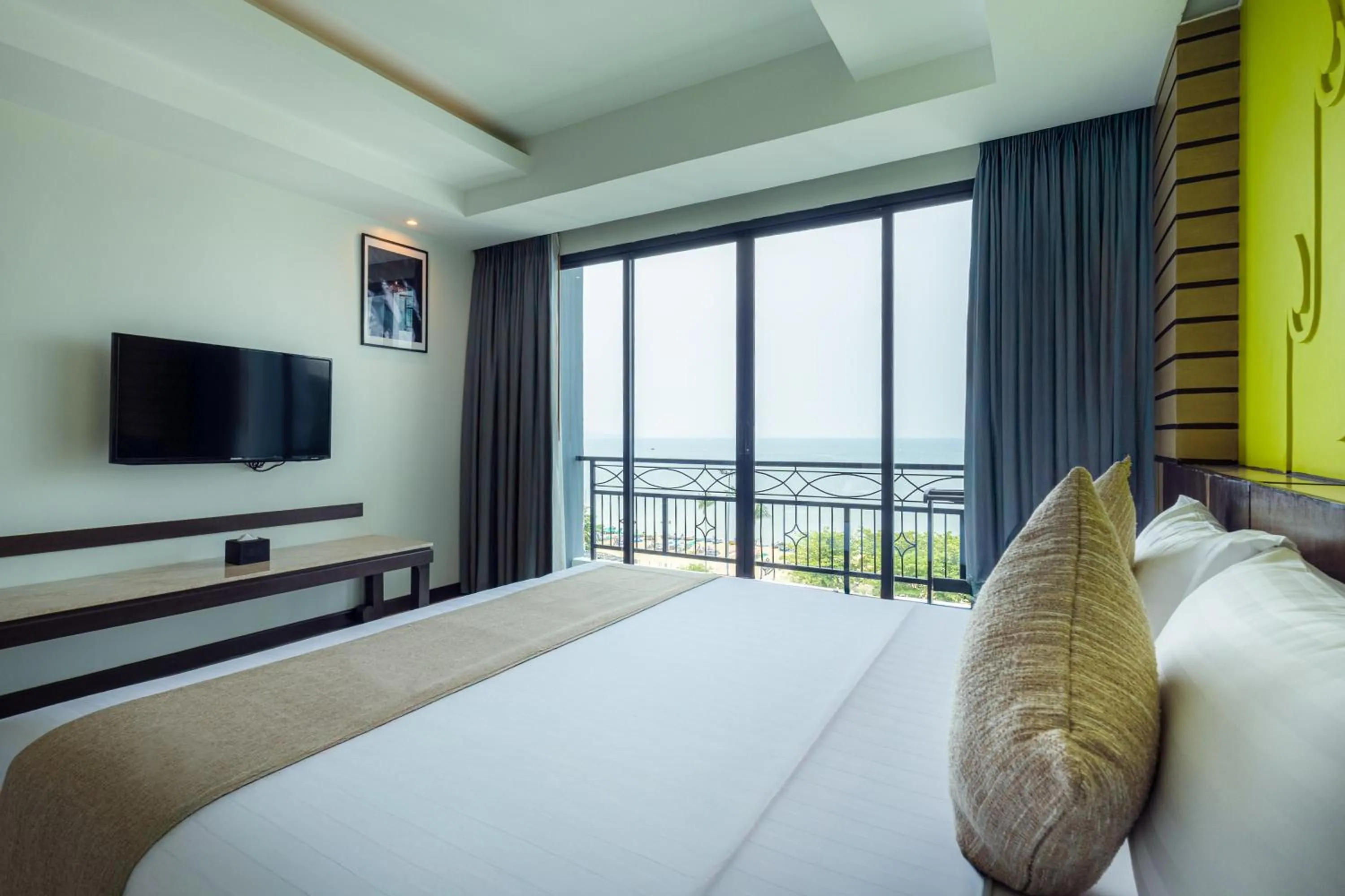Bed in Bay Beach Resort Jomtien