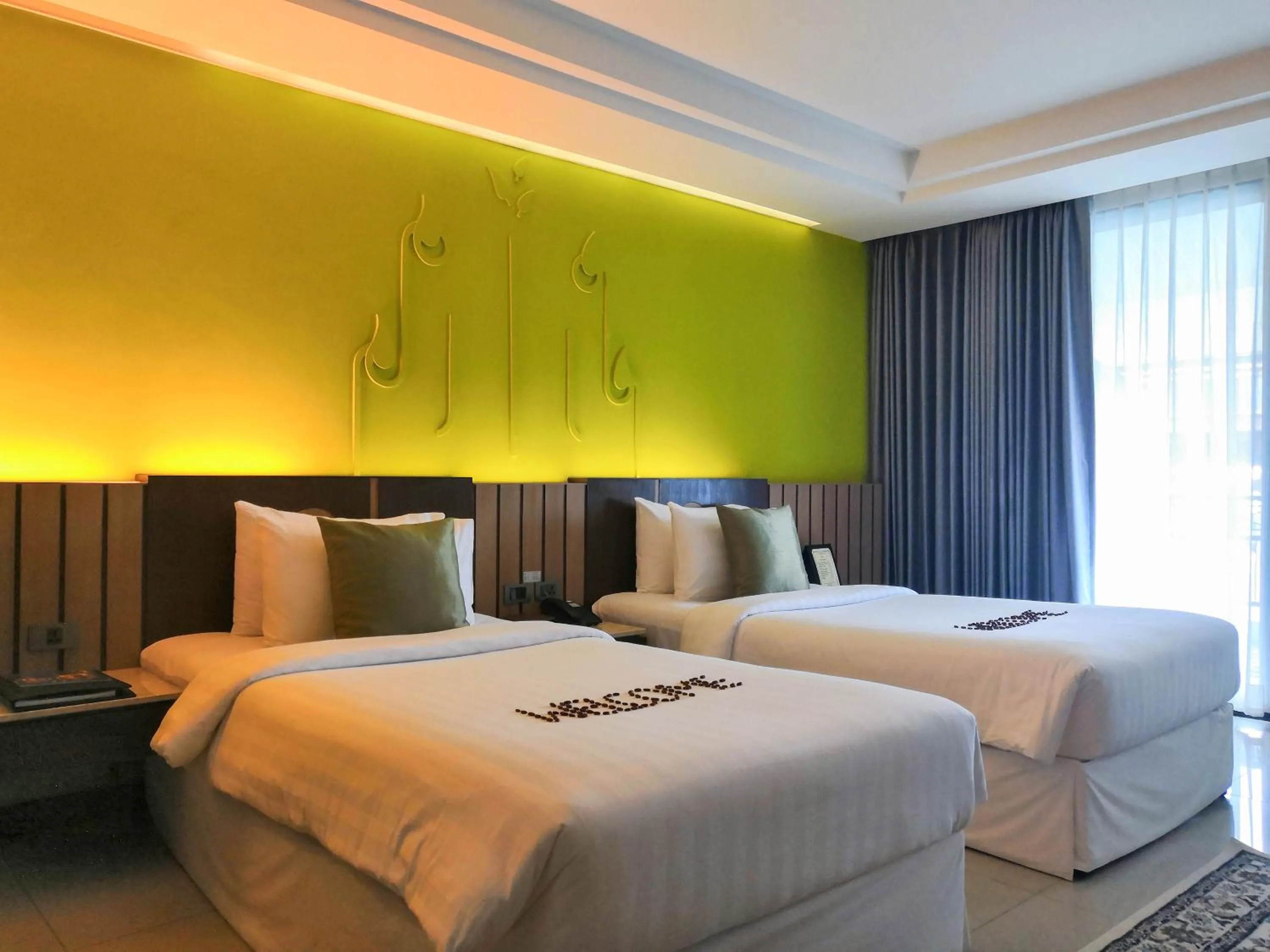 Bedroom, Bed in Bay Beach Resort Jomtien