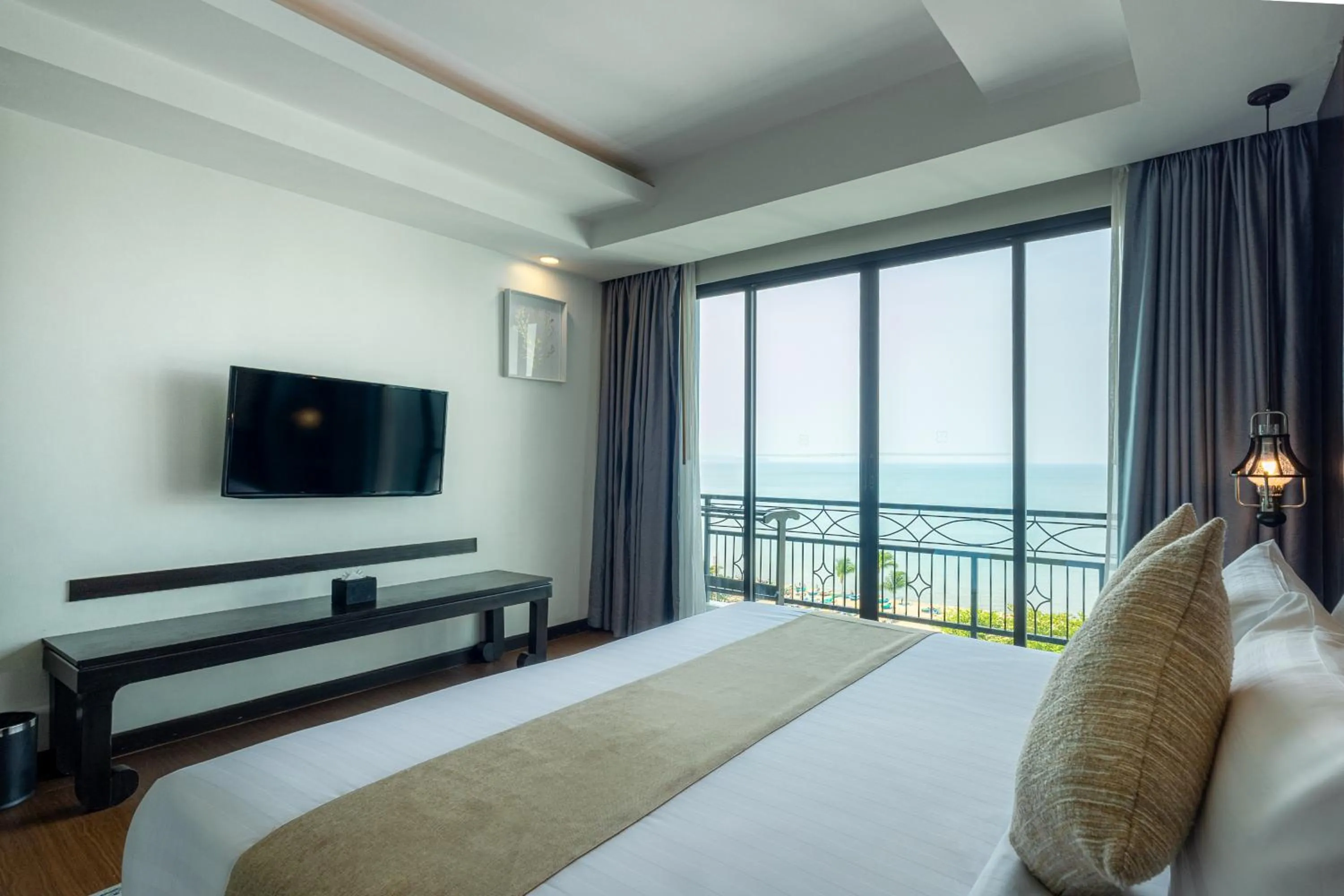 Bed in Bay Beach Resort Jomtien