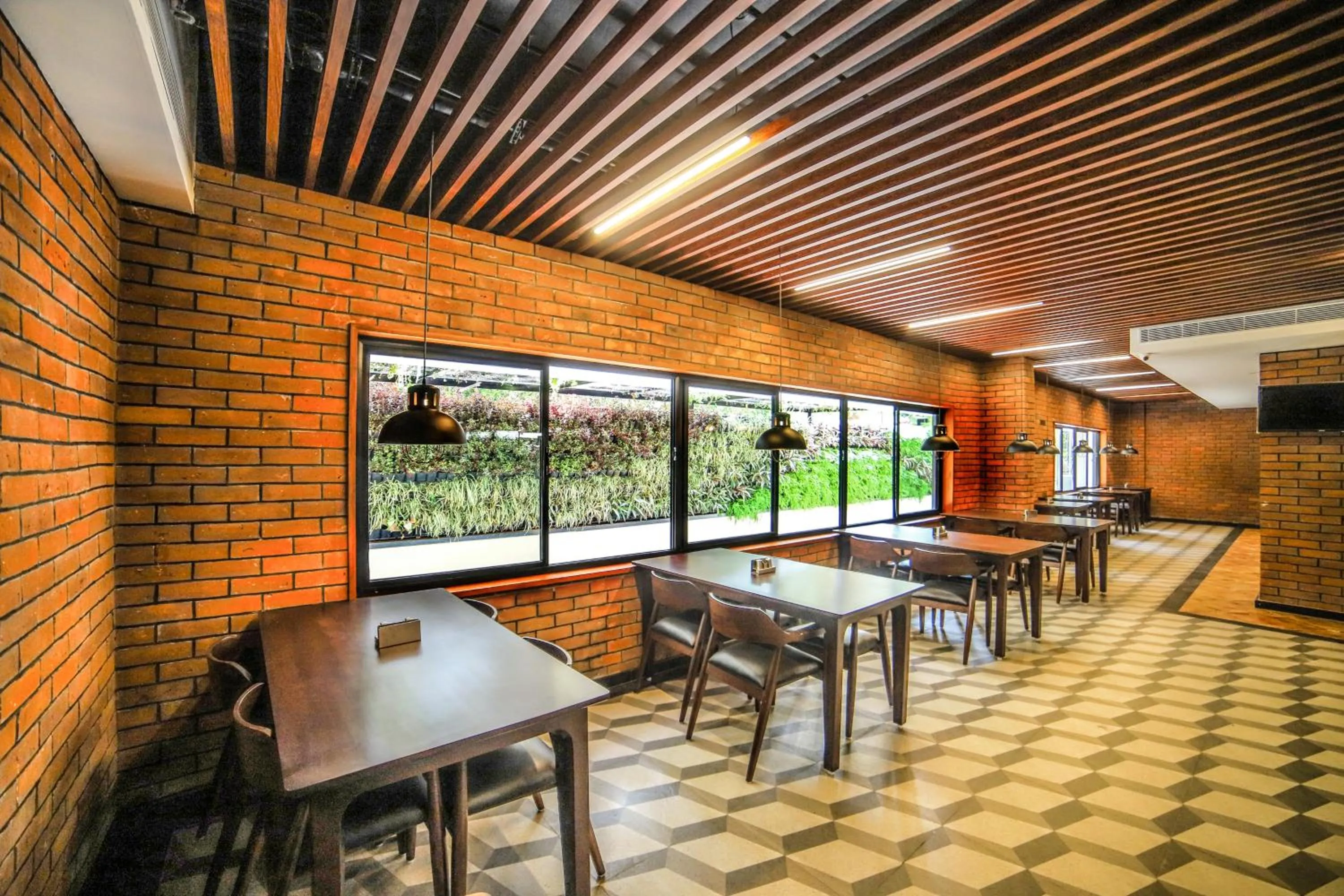 Restaurant/places to eat in Hotel Villa Maryam
