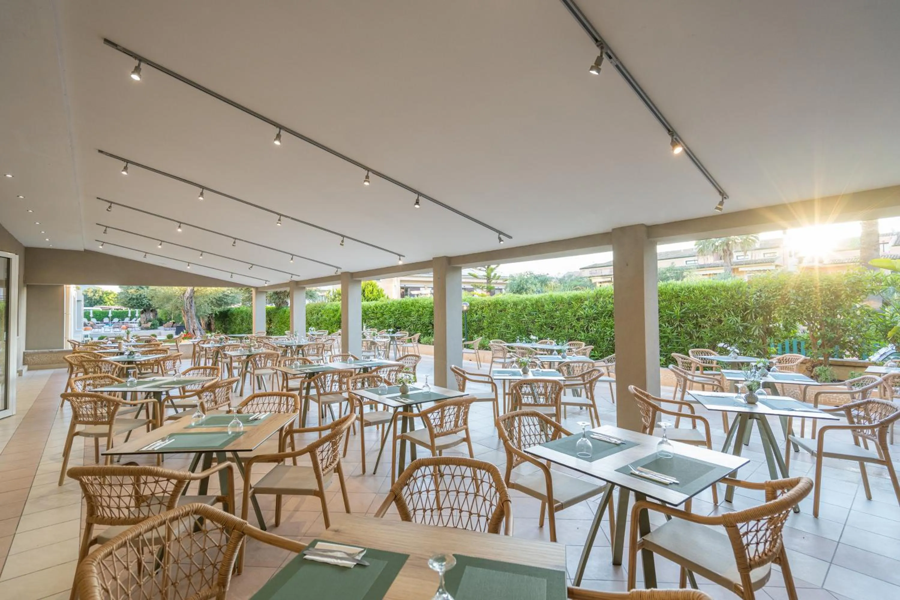 Restaurant/places to eat in CNic Gemini Hotel