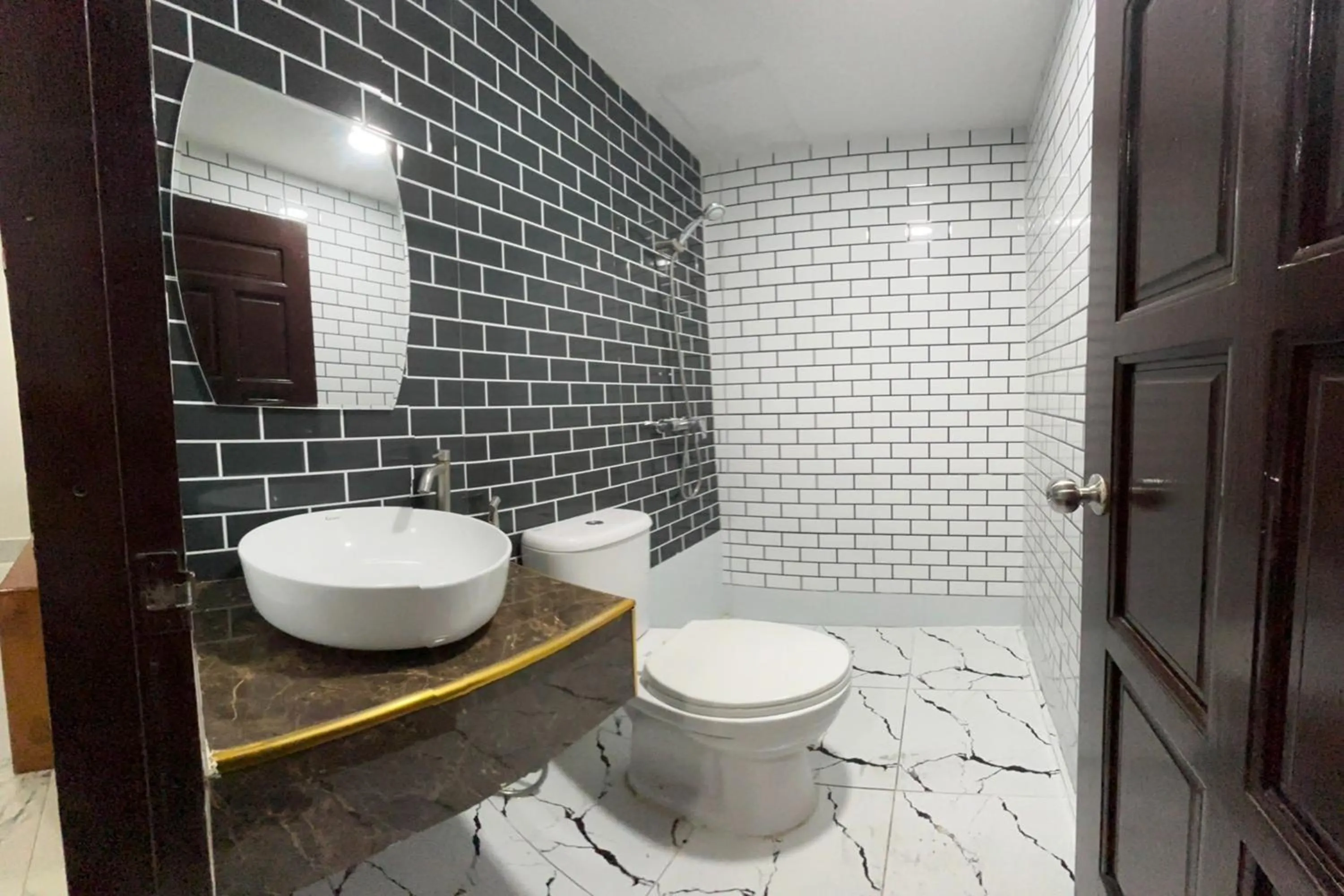 Shower in Papa Ji Hotel and Restaurant