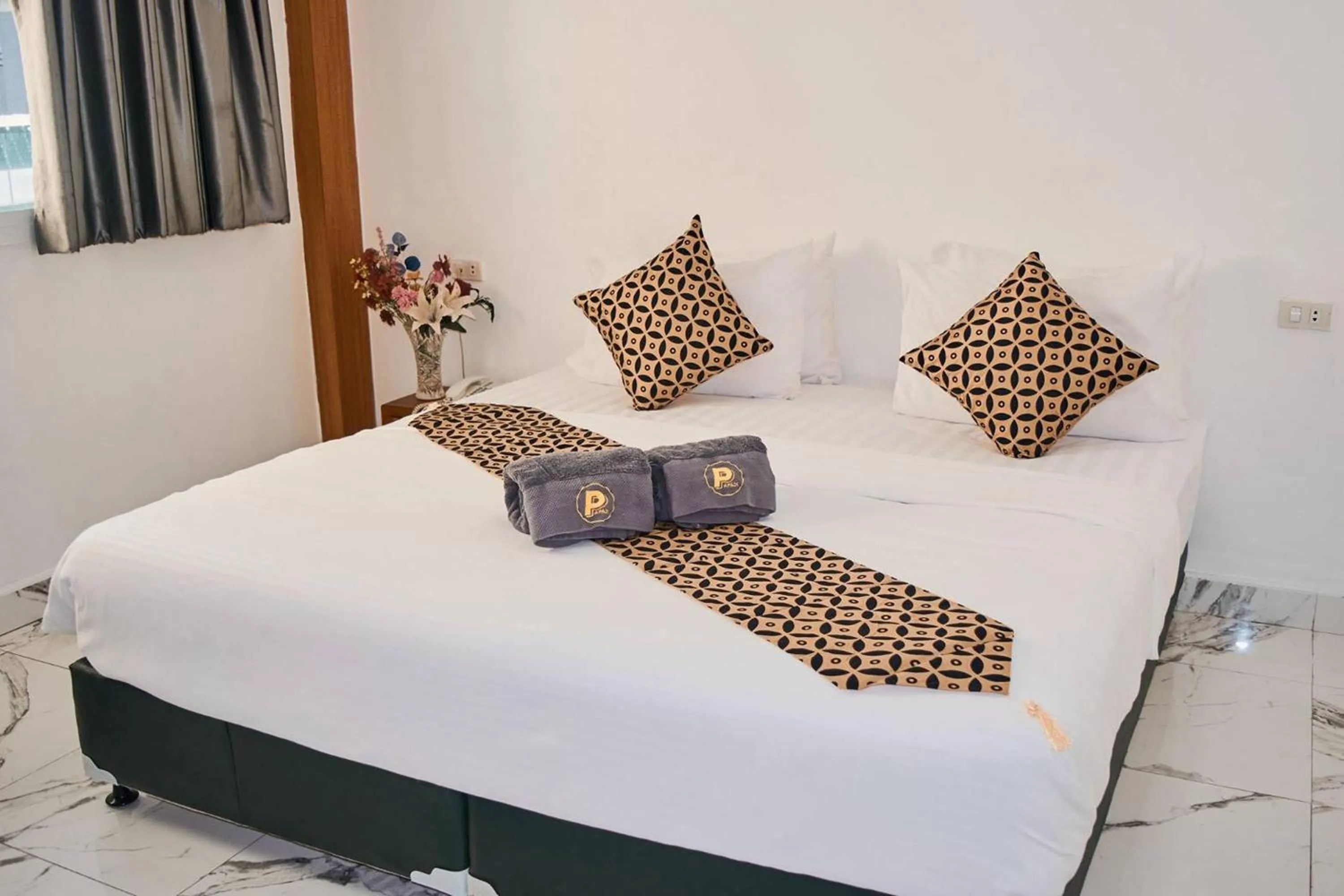 Bed in Papa Ji Hotel and Restaurant