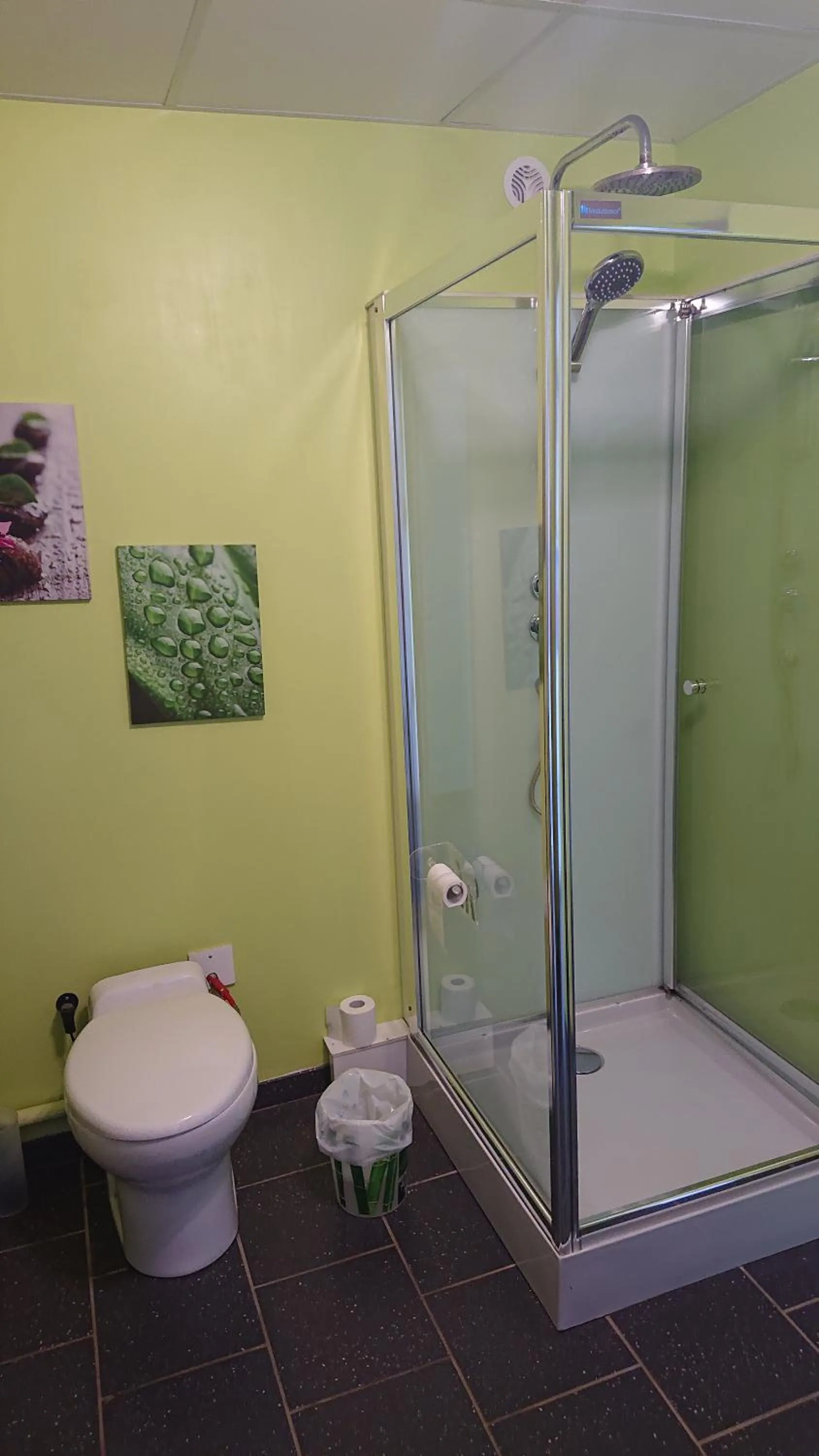 Shower in Les Chambres du Relais