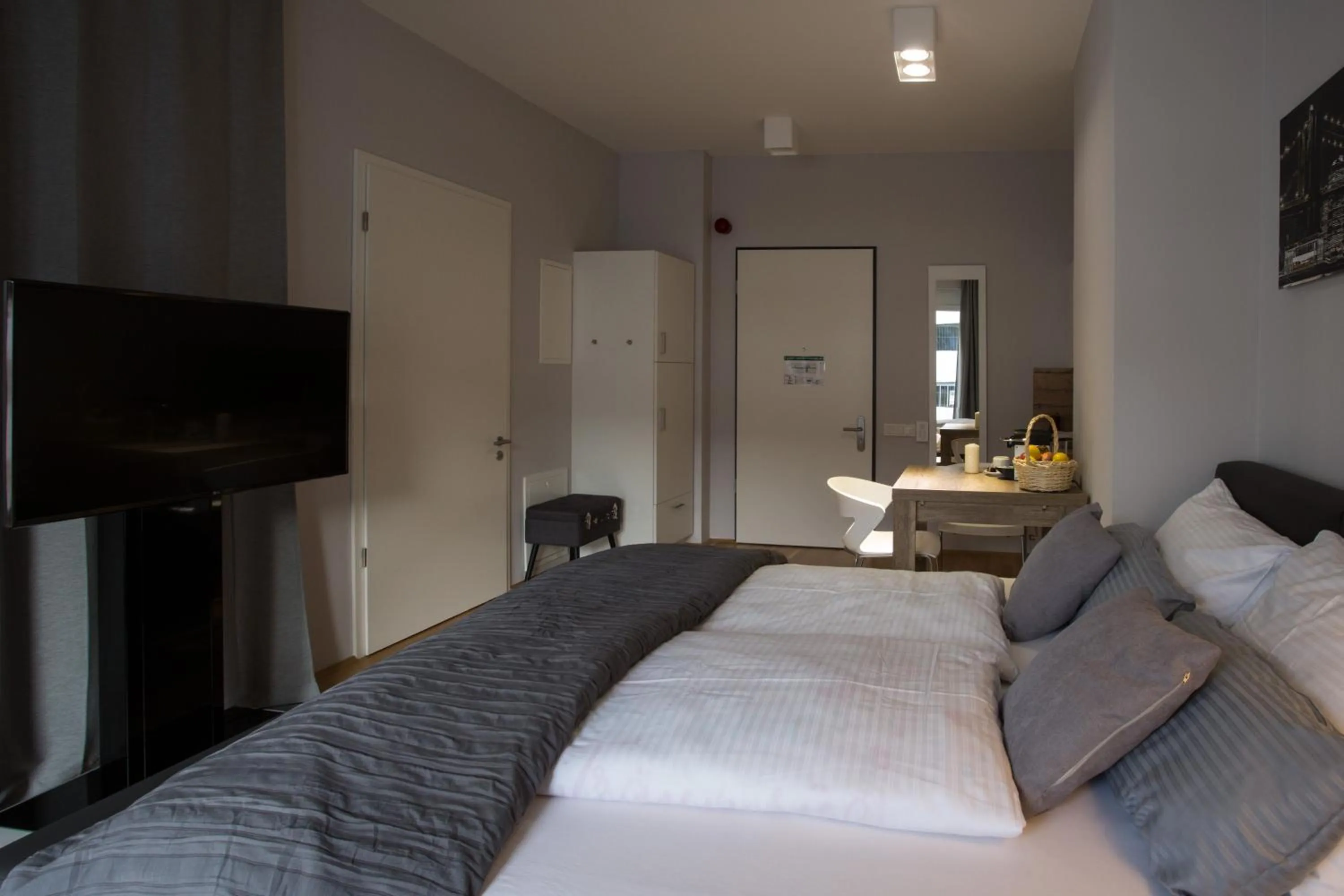 TV and multimedia, Bed in Premium Apartment München Messe