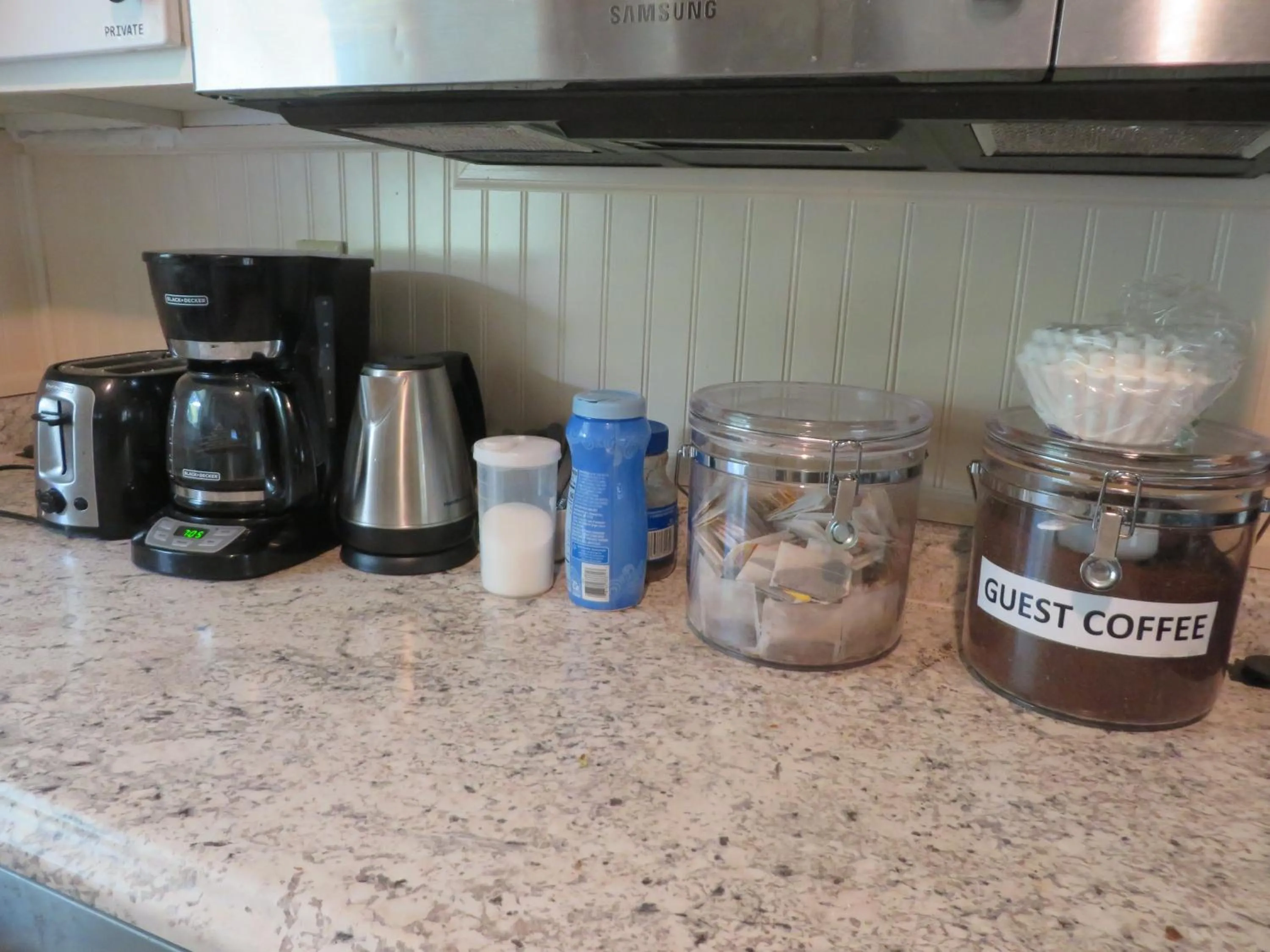 Coffee/tea facilities in Atlanta Hartsfield Airport Guesthouse - Netflix Disney Amzn