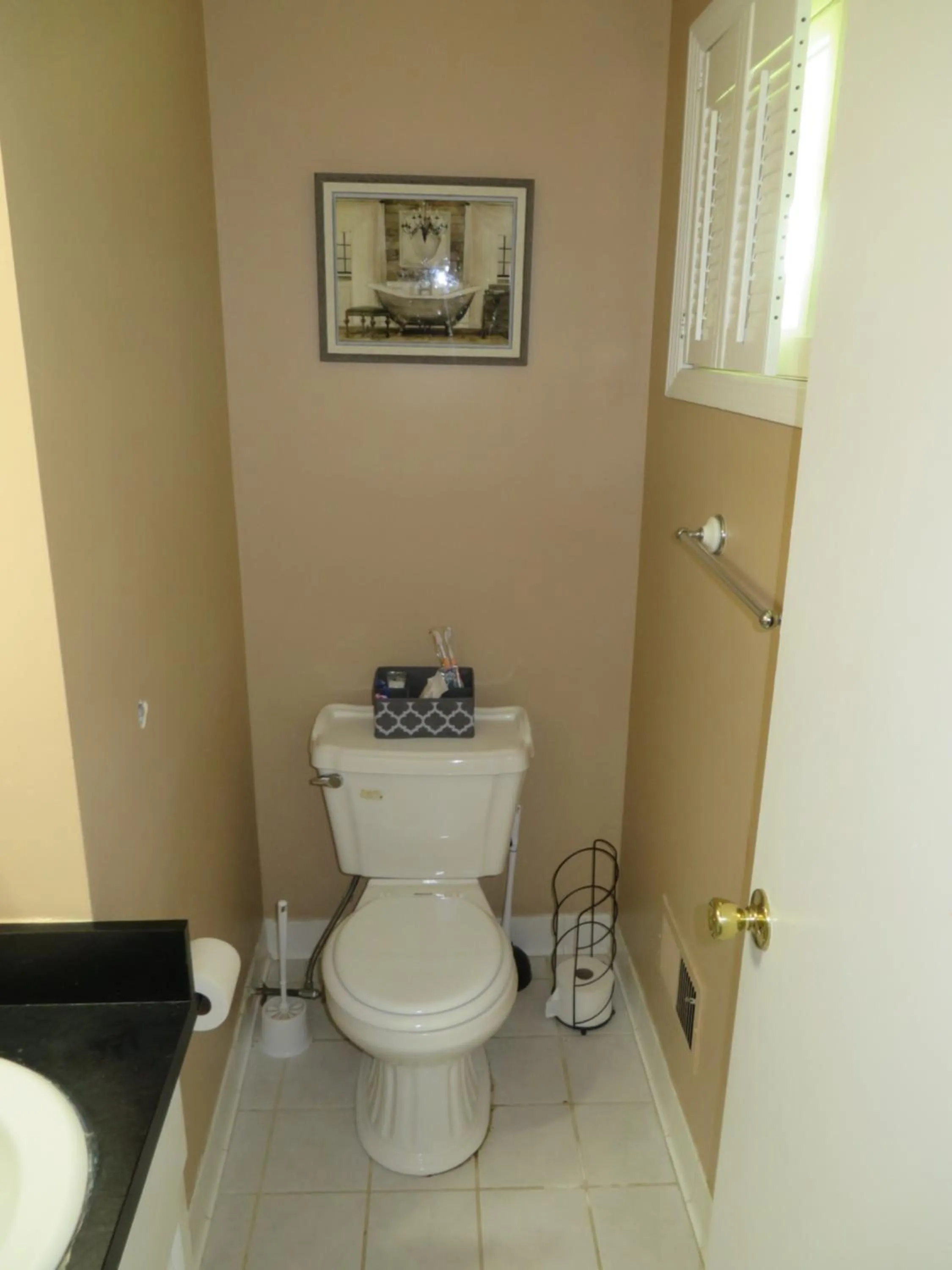 Bathroom in Atlanta Hartsfield Airport Guesthouse - Netflix Disney Amzn