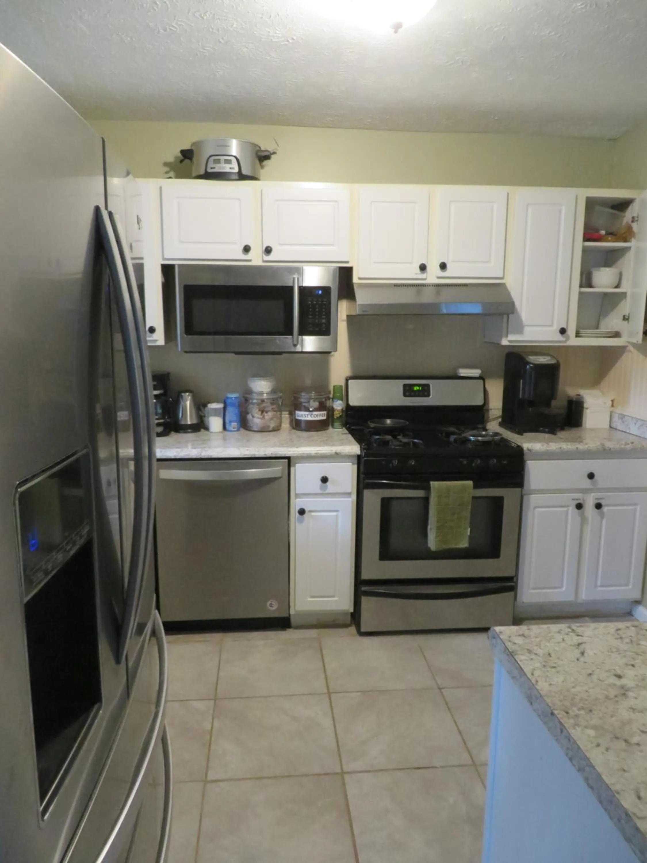 Kitchen or kitchenette in Atlanta Hartsfield Airport Guesthouse - Netflix Disney Amzn