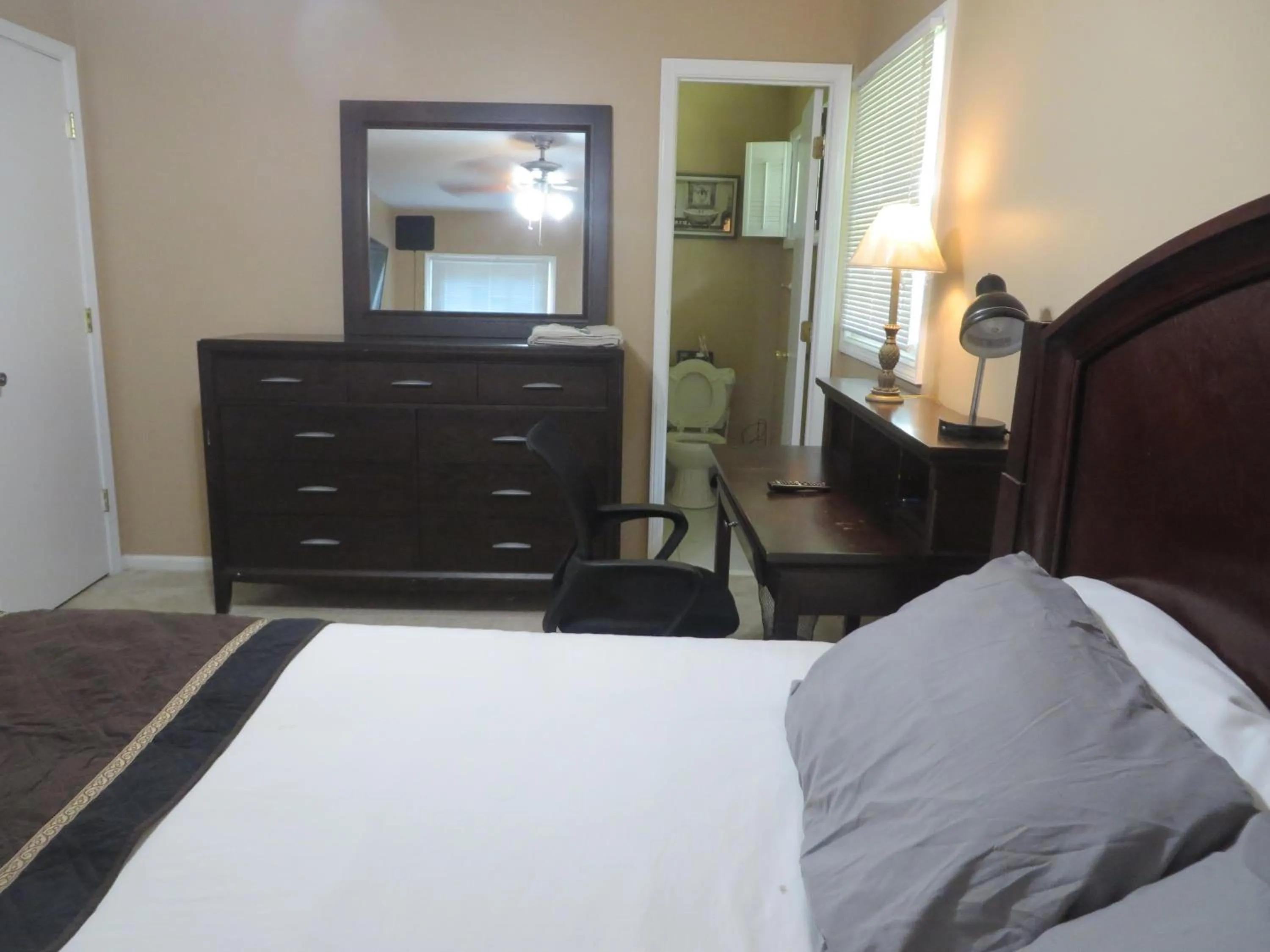 Bedroom in Atlanta Hartsfield Airport Guesthouse - Netflix Disney Amzn
