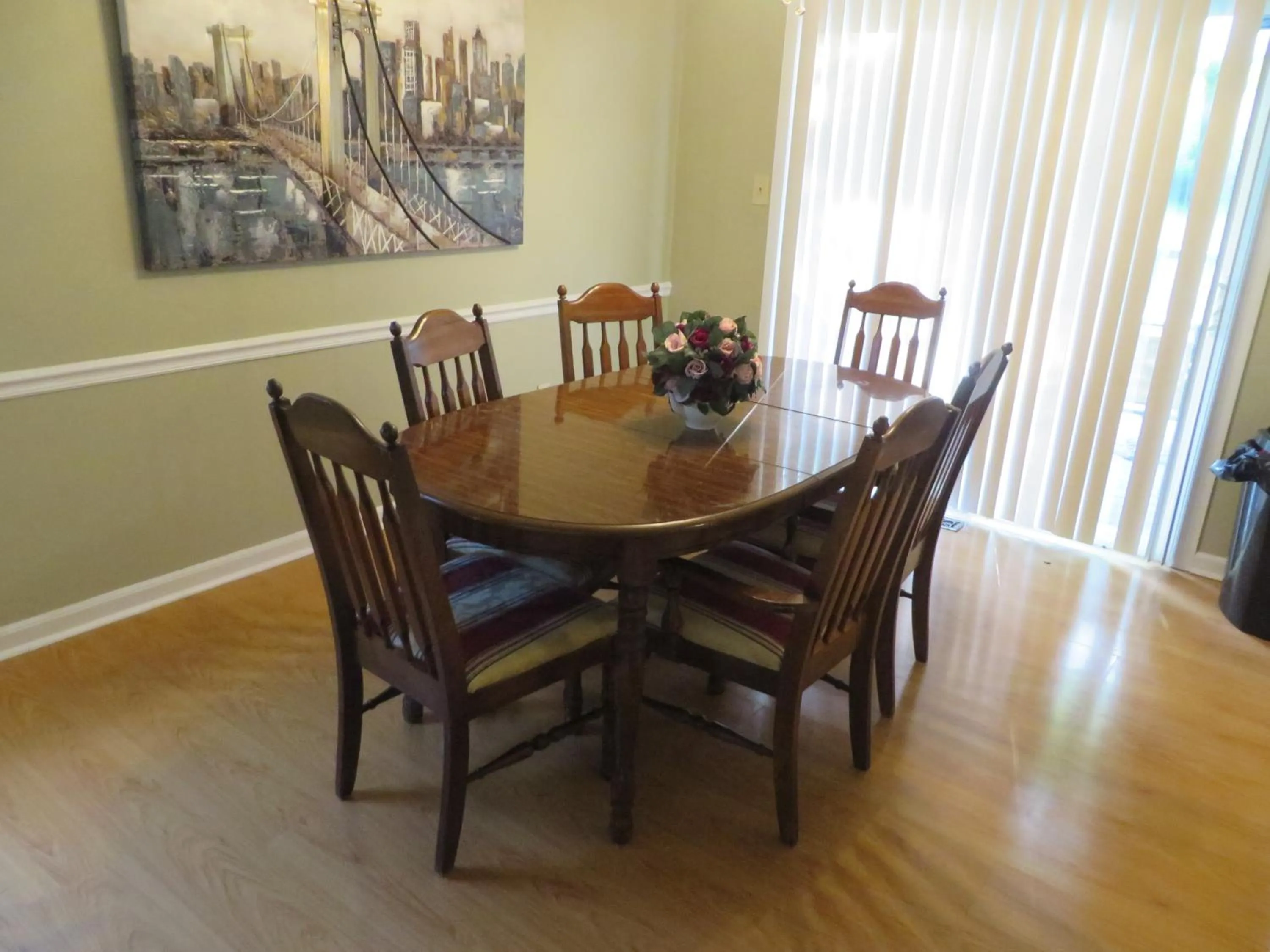 Dining area in Atlanta Hartsfield Airport Guesthouse - Netflix Disney Amzn