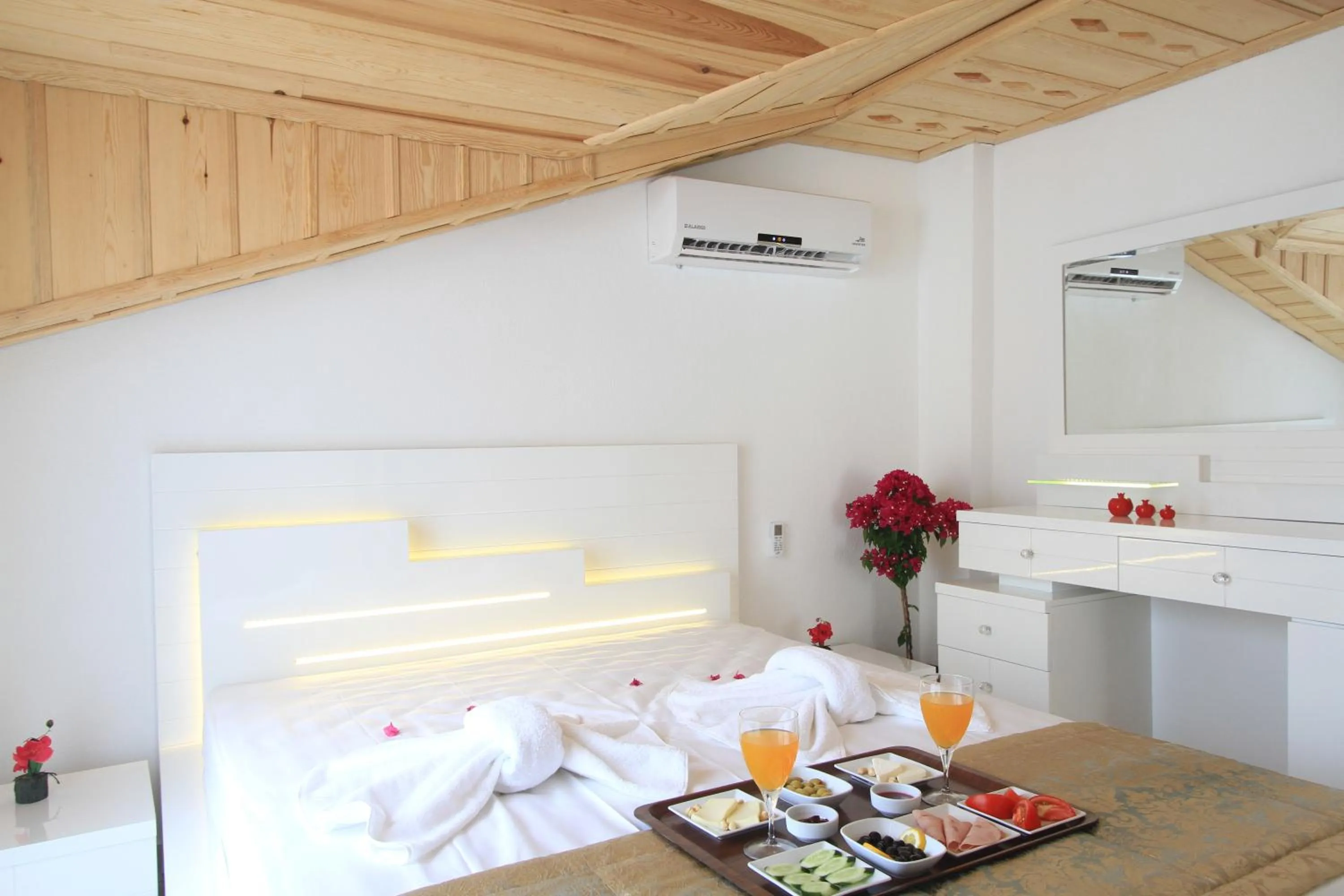 Photo of the whole room, Bed in Mervehan Residence