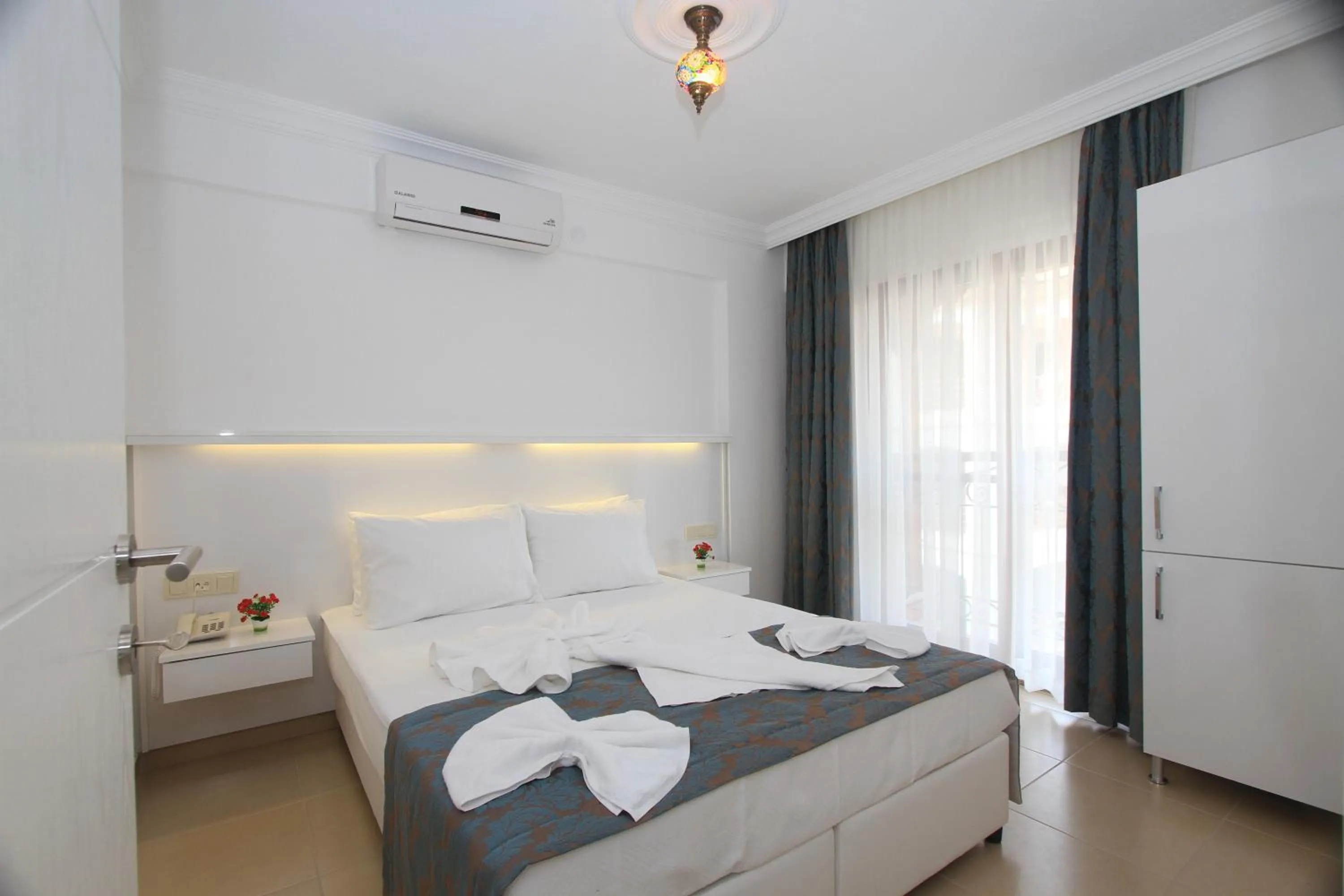 Photo of the whole room, Bed in Mervehan Residence