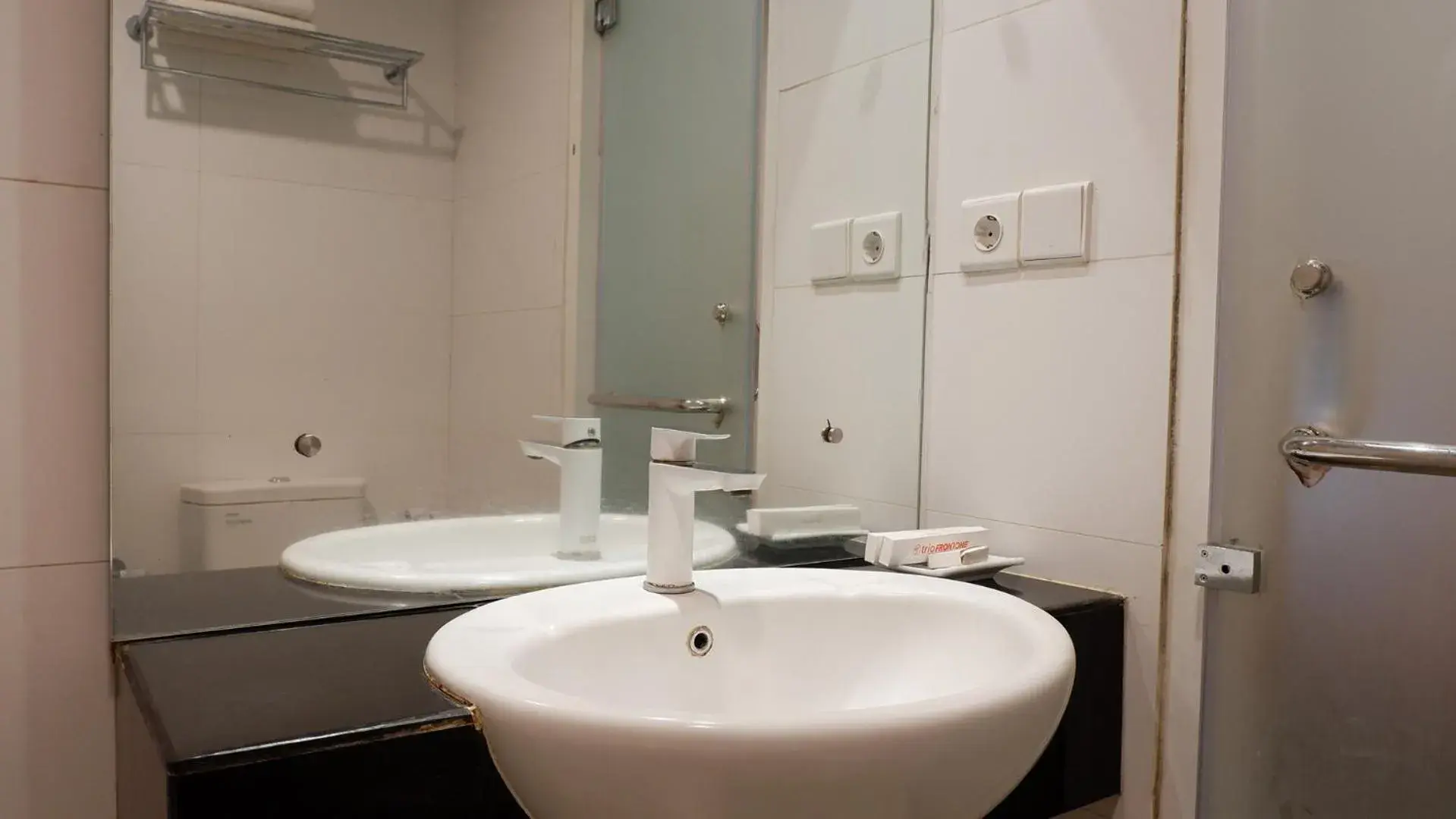 Deluxe Twin Room in Front One Resort Magelang Deluxe Twin Room in Front One Resort Magelang