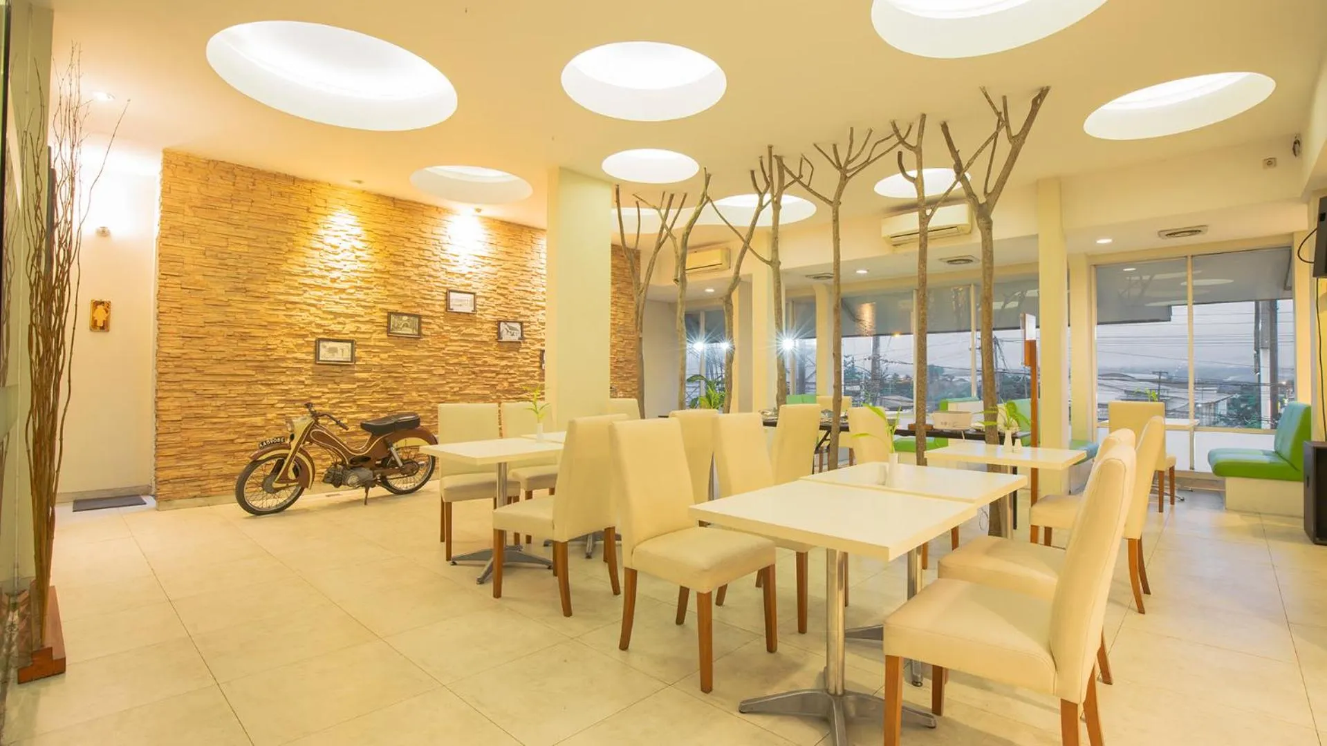 Restaurant/places to eat in Front One Resort Magelang