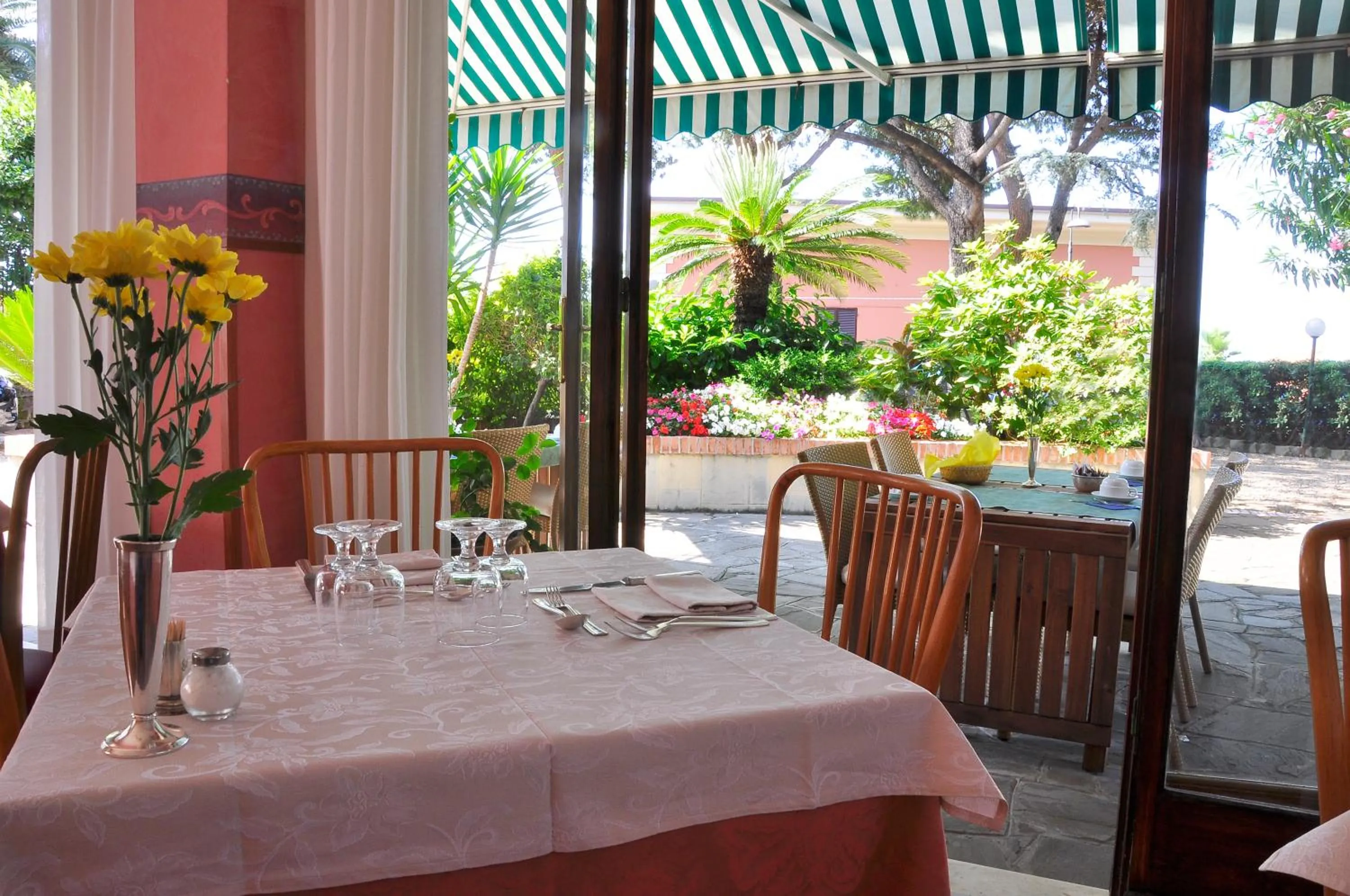 Restaurant/places to eat in Hotel Esperia