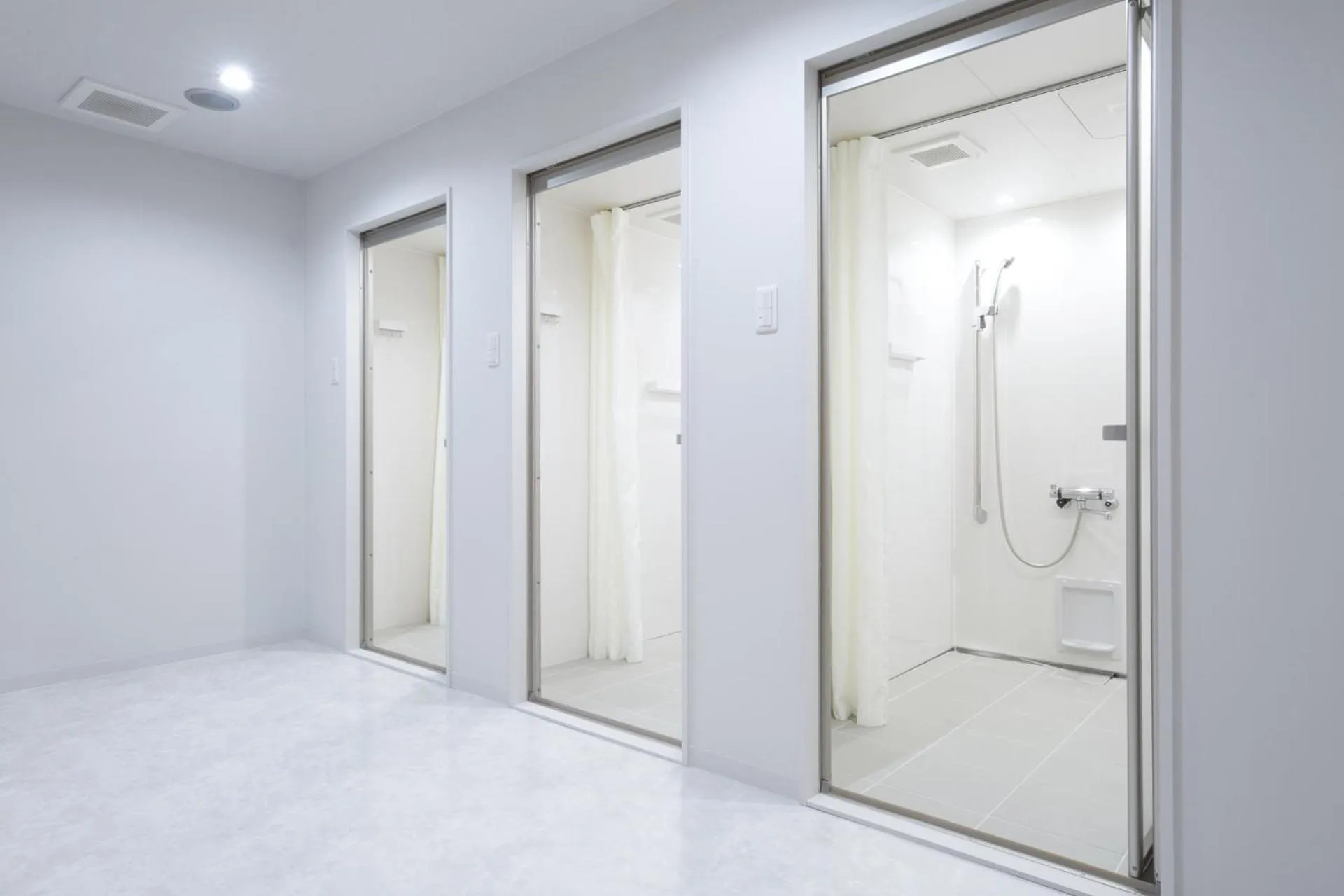 Shower in TSUKIMI HOTEL