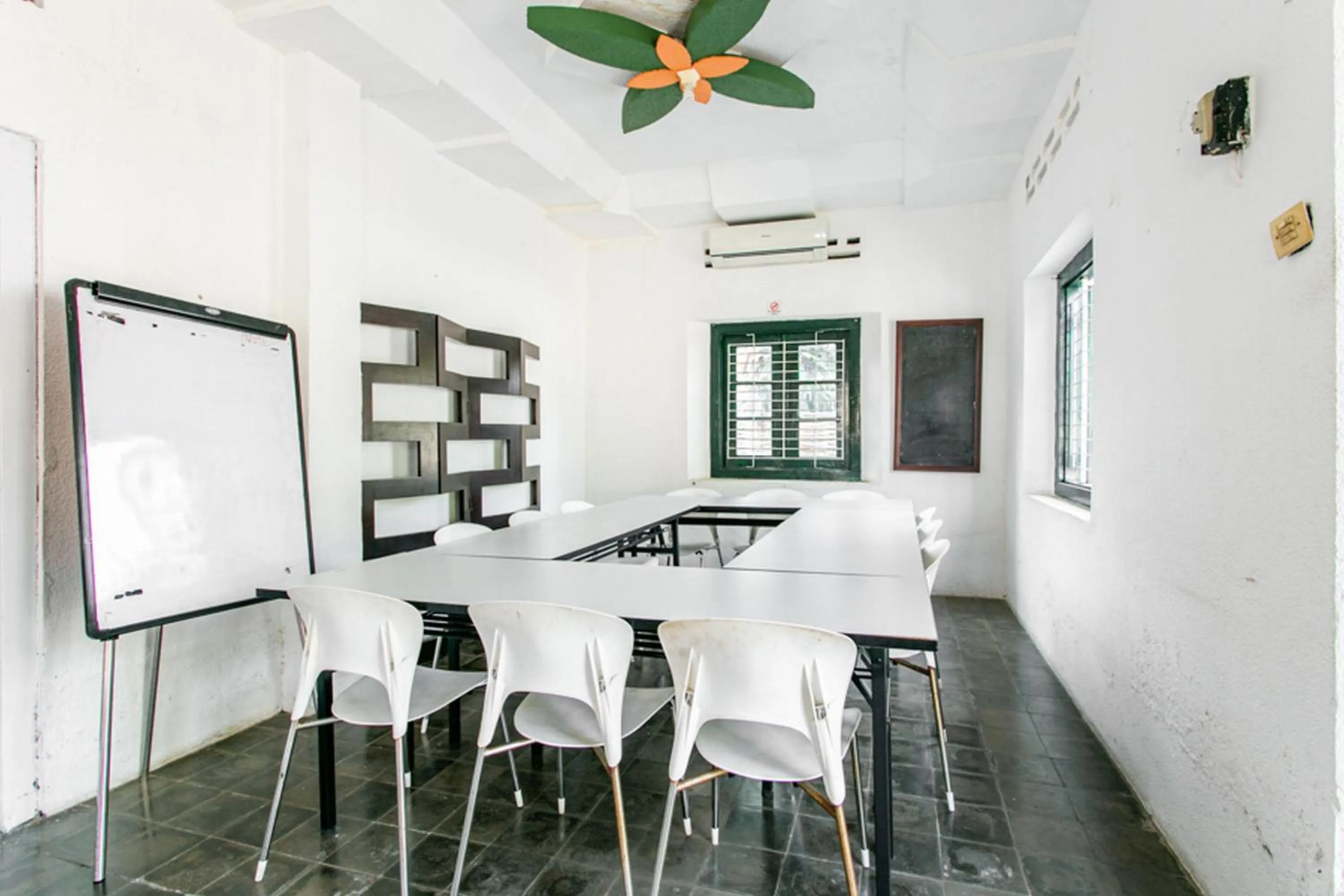 Dining area in RedDoorz Plus near Taman Sari 2