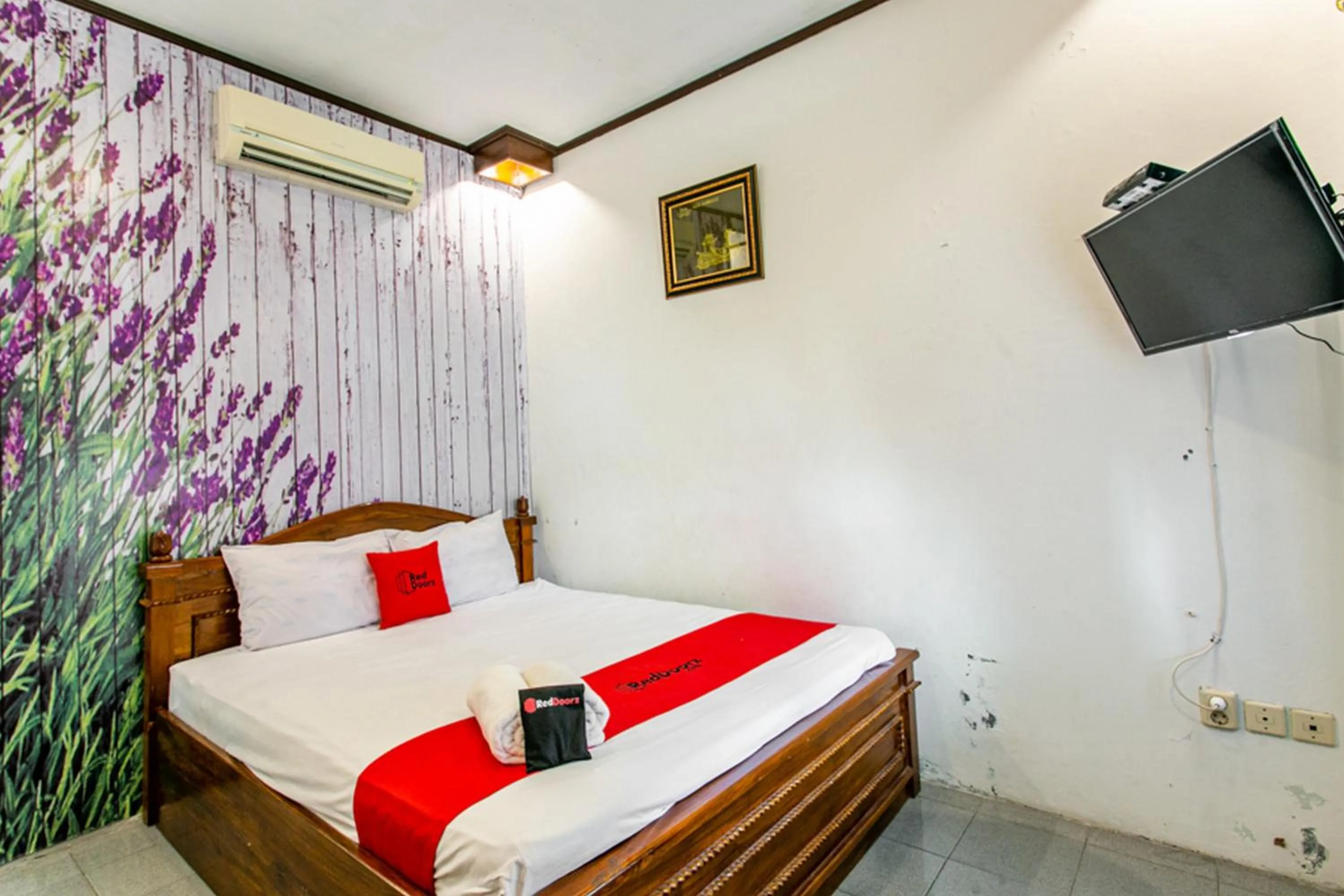 Bedroom, Bed in RedDoorz Plus near Taman Sari 2