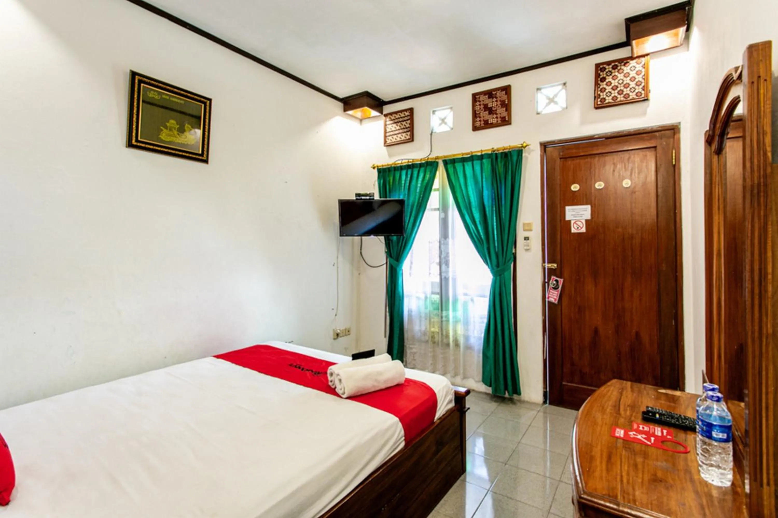 Bedroom, Bed in RedDoorz Plus near Taman Sari 2