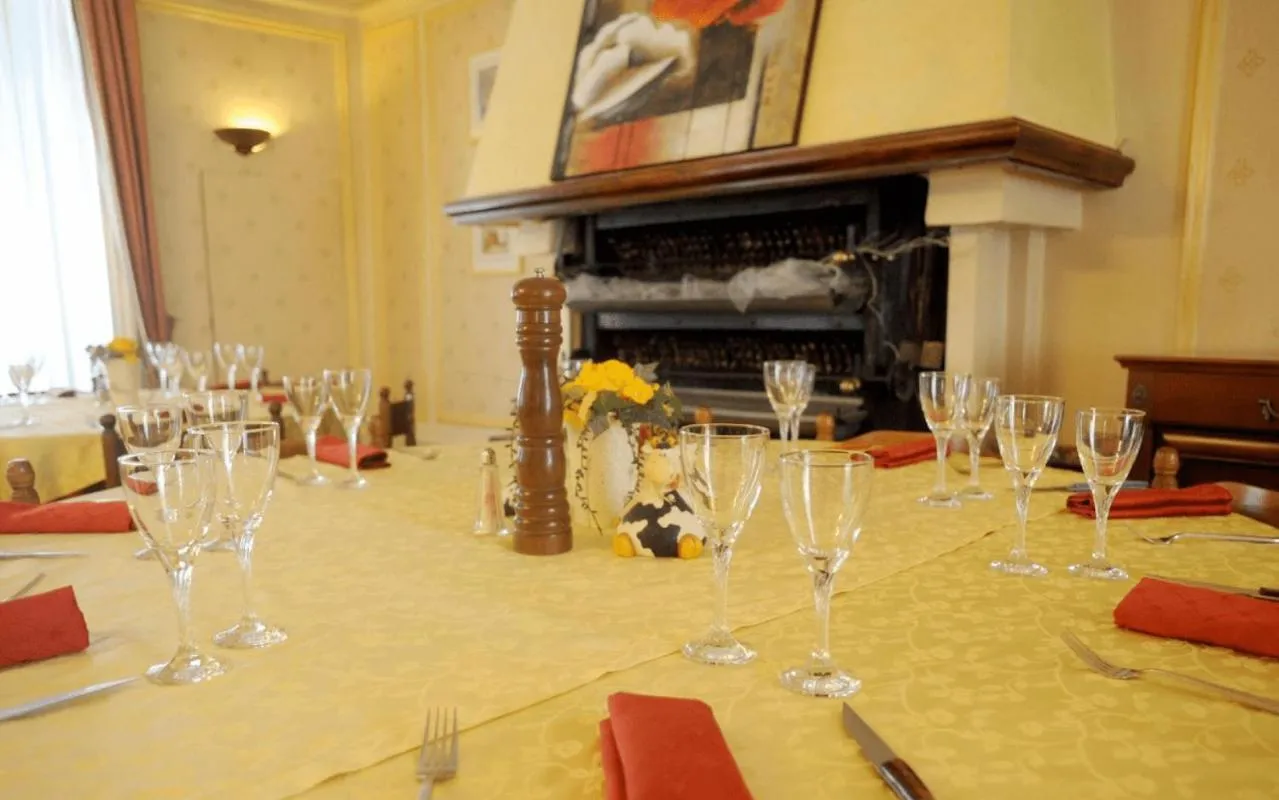 Restaurant/places to eat in Aigle d'Or