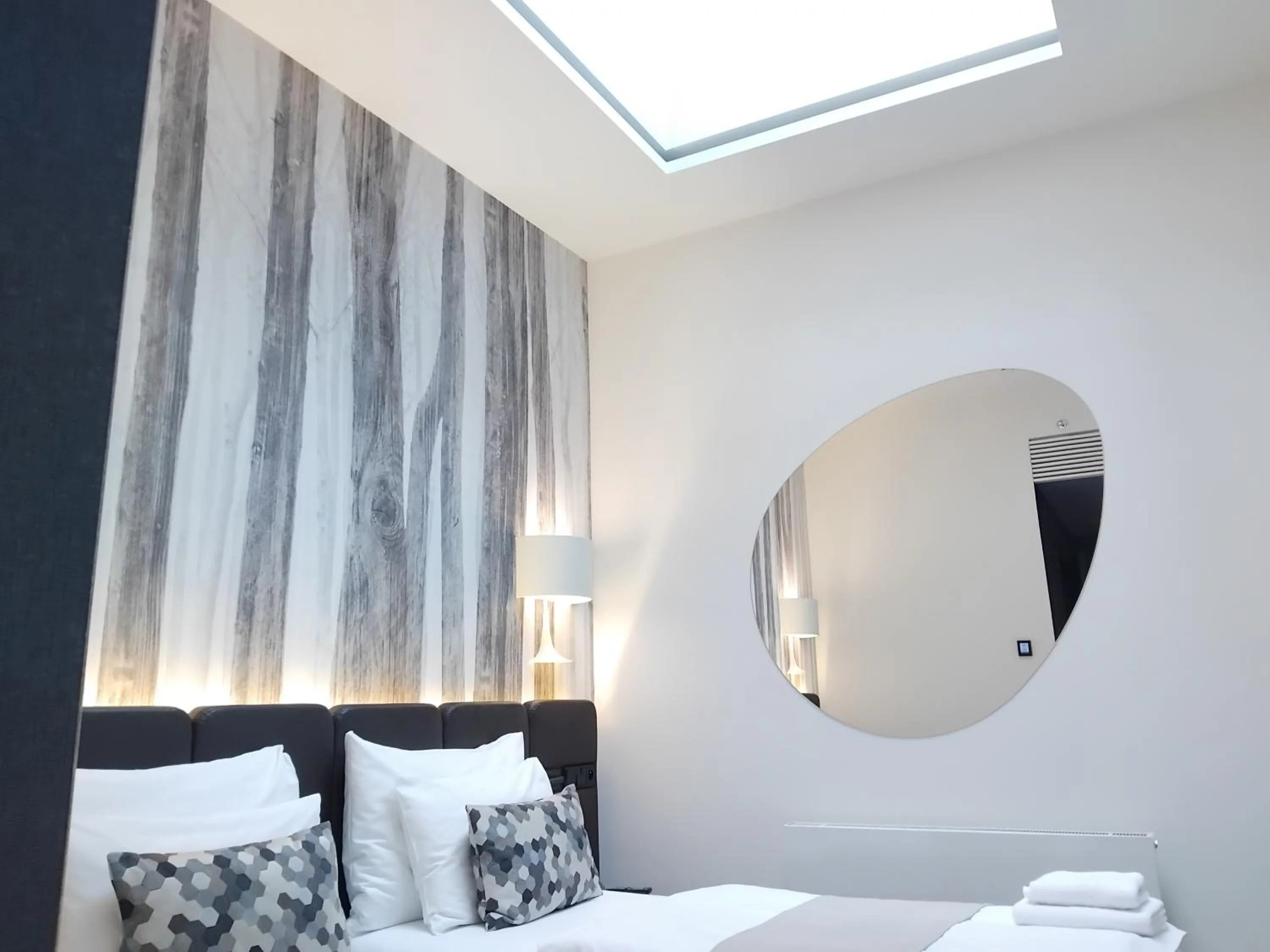 Photo of the whole room, Bed in Urban Creme