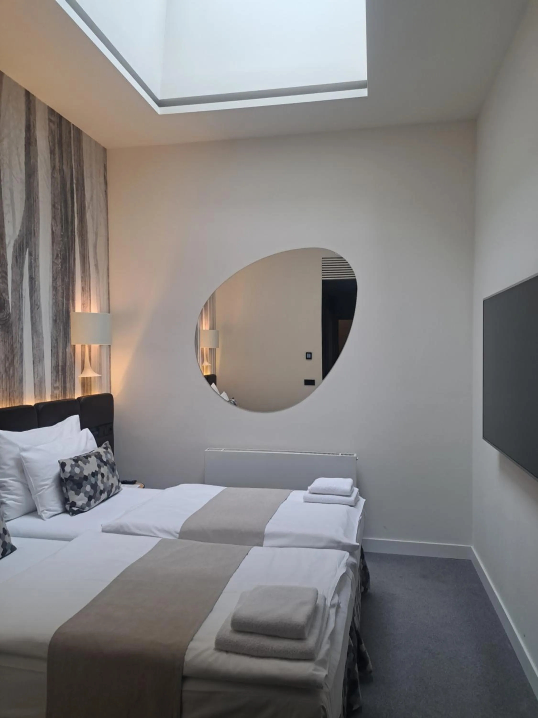 Photo of the whole room, Bed in Urban Creme