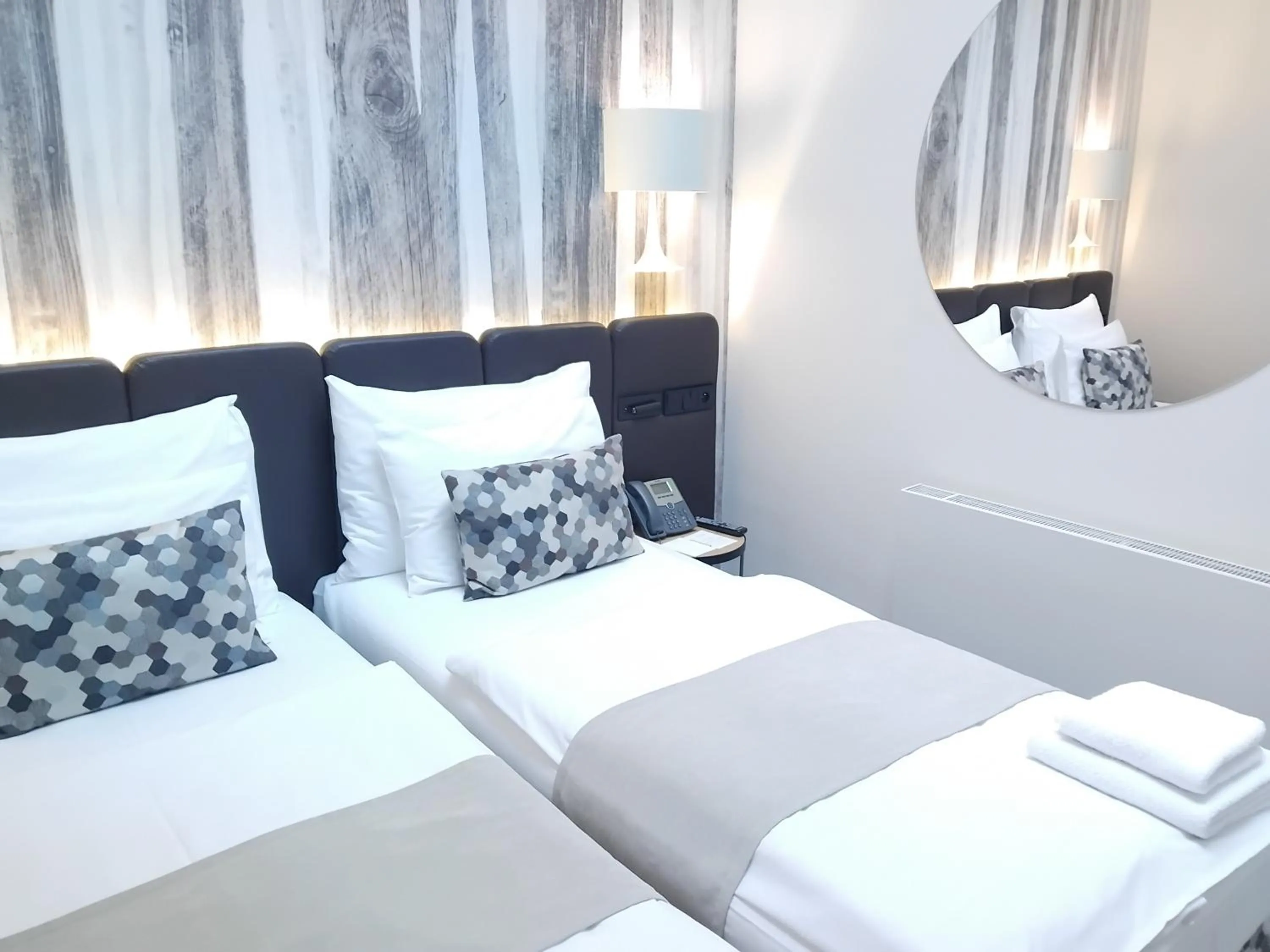 Photo of the whole room, Bed in Urban Creme