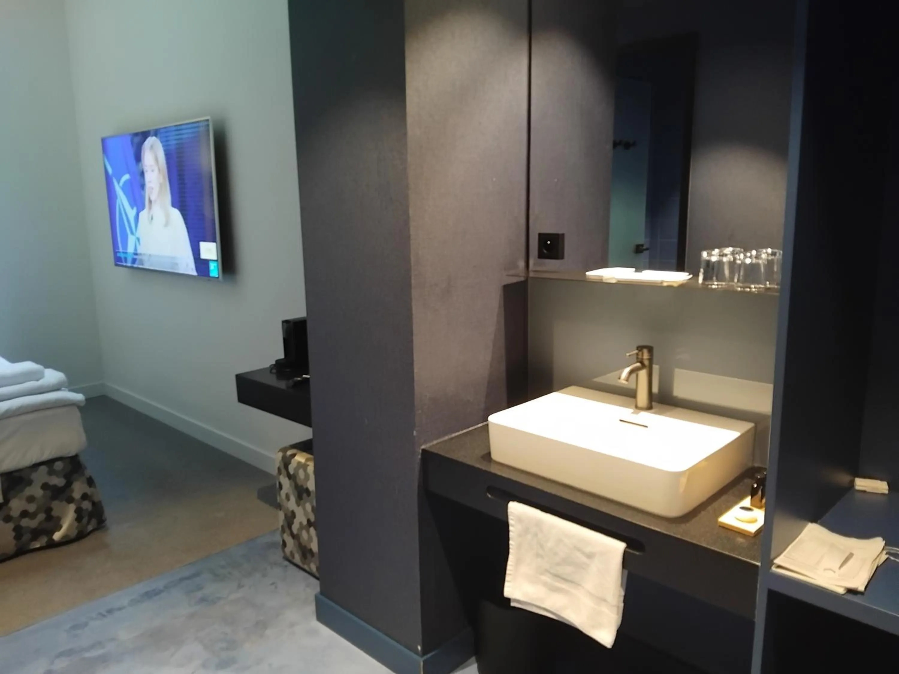 Photo of the whole room in Urban Creme